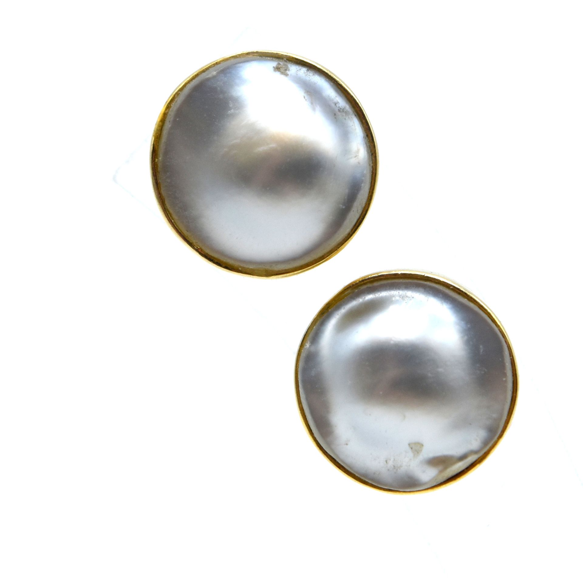 Null 2 Ohrringe aus 14 Karat Gelbgold, besetzt mit 2 Mabe-Perlen - 4 g brutto. 
&hellip;