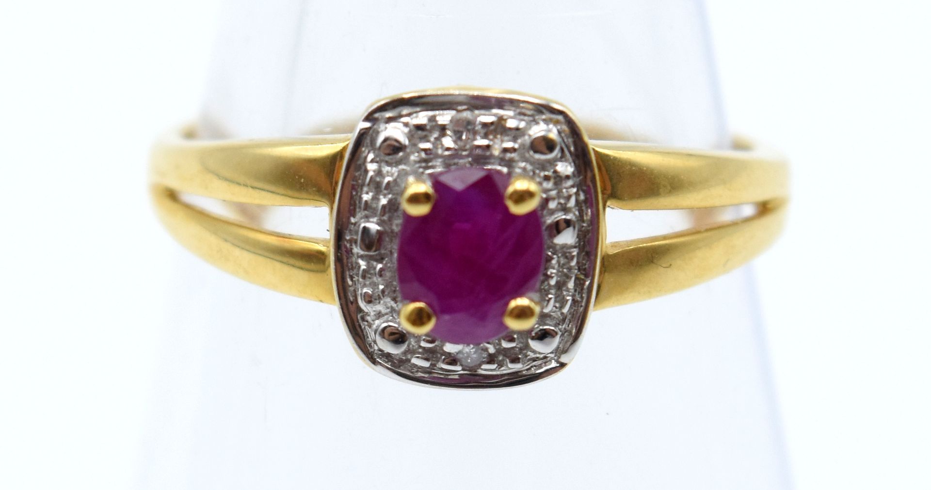 Null 18K黄金和白金戒指，镶嵌2颗8/8尺寸的钻石+/-0.02克拉和1颗红宝石-2.6克（尺寸：55）

NL :

 镶嵌在18K的宝石上的戒指，有2&hellip;