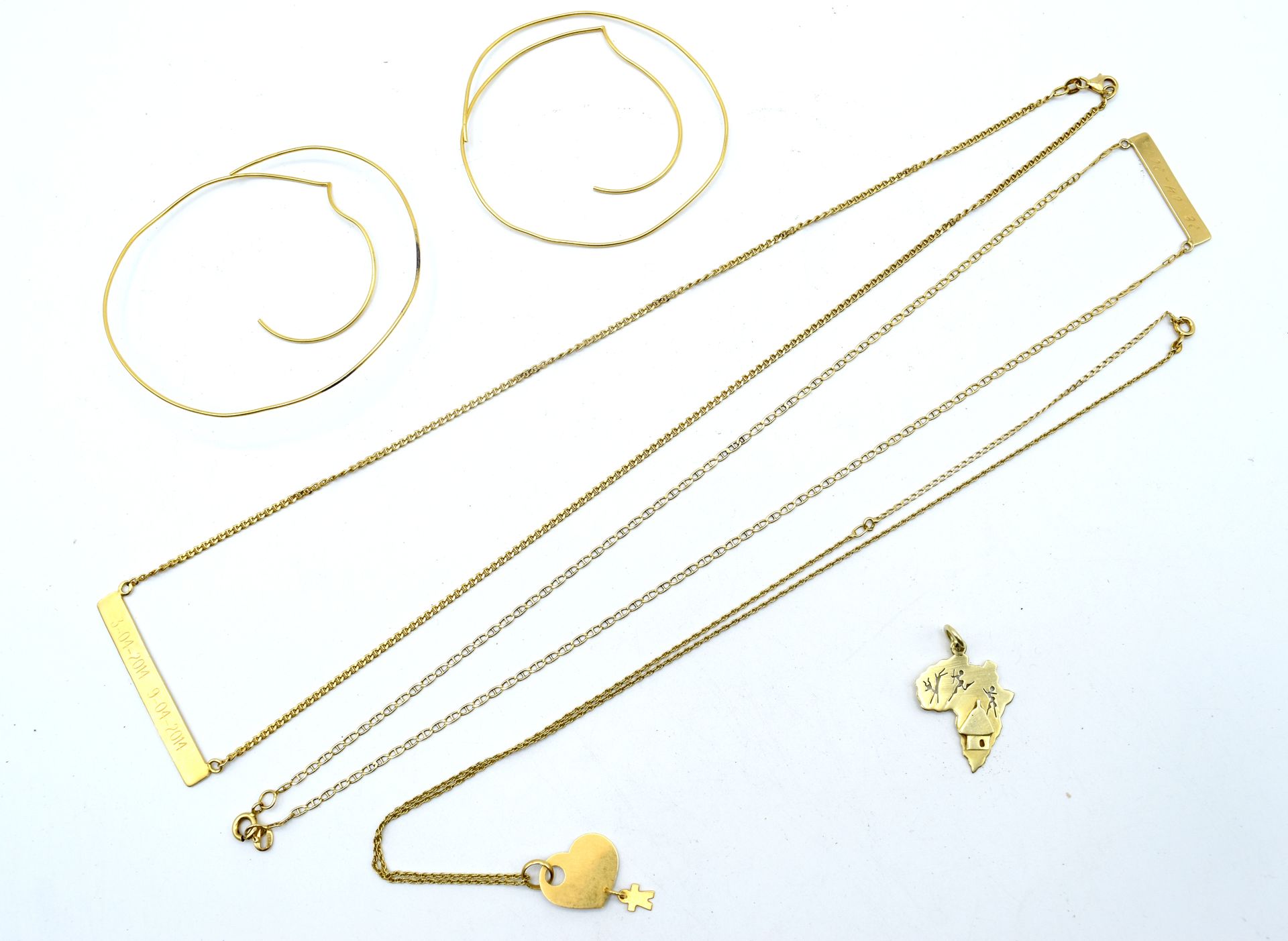 Null 3条18K黄金项链及2个附属吊坠、吊坠和2个耳环（损坏、凹陷、定制）- 24.9克（55、50和51厘米） 14K黄金吊坠- 3.1克

NL :

&hellip;