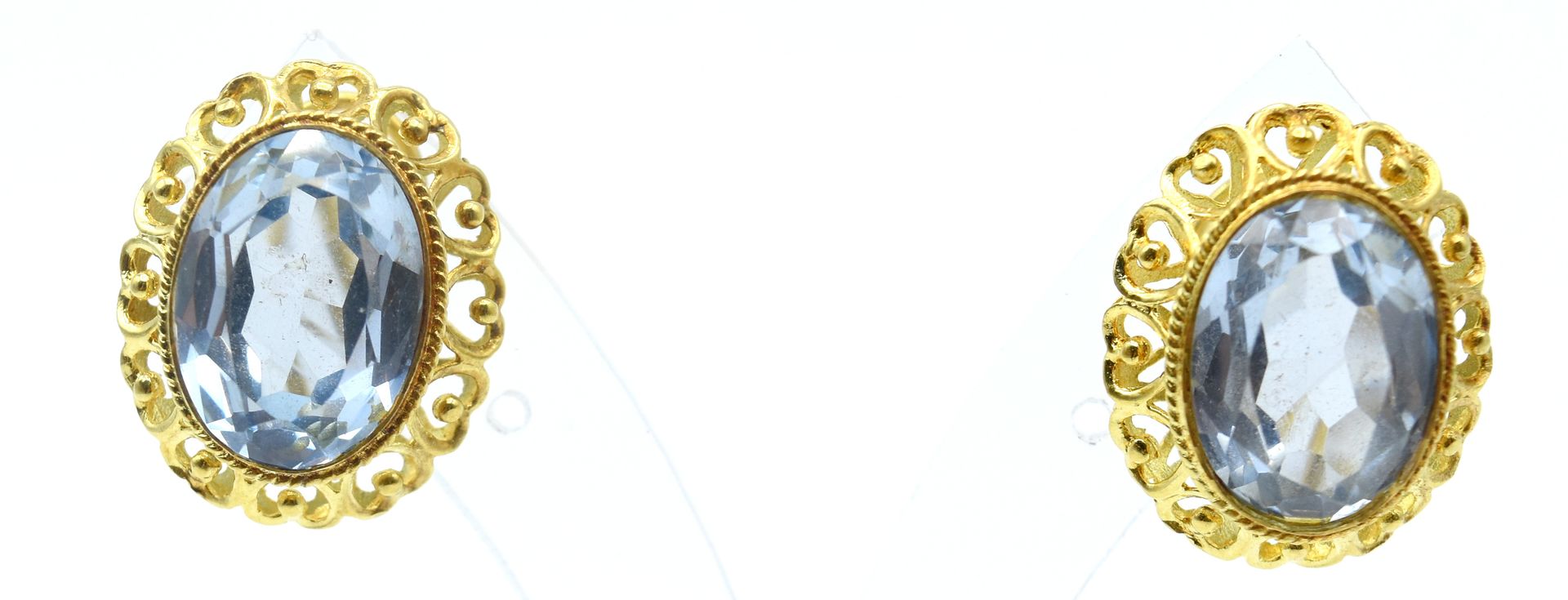 Null 2个18K黄金耳环（彩色宝石） - 总重7.7克

NL :

 2个装在18k特制的齿轮箱中（Kleurstenen）--毛重7.7克
