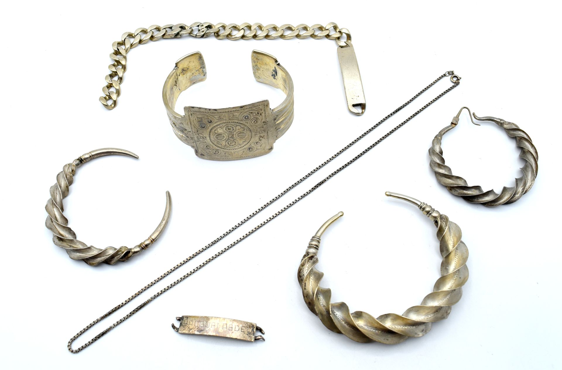 Null Lot of silver jewelry (damaged, dented, broken) - 205 g 

NL :

 Lot van ju&hellip;
