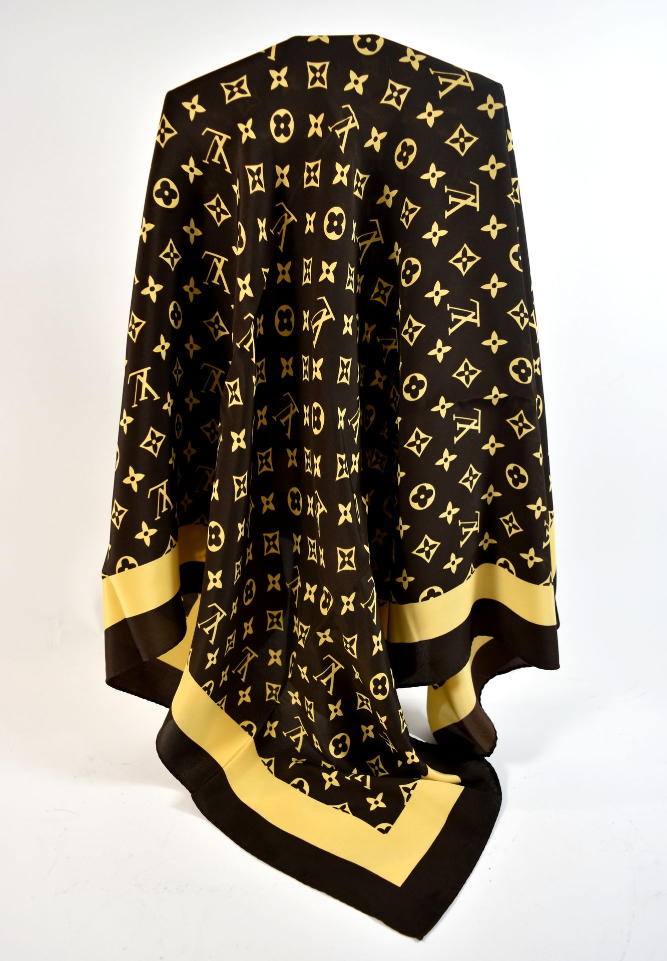 Null Carré de soie Monogram LOUIS VUITTON (83 x 83 cm) 

NL :

 Zijden sjaal Mon&hellip;