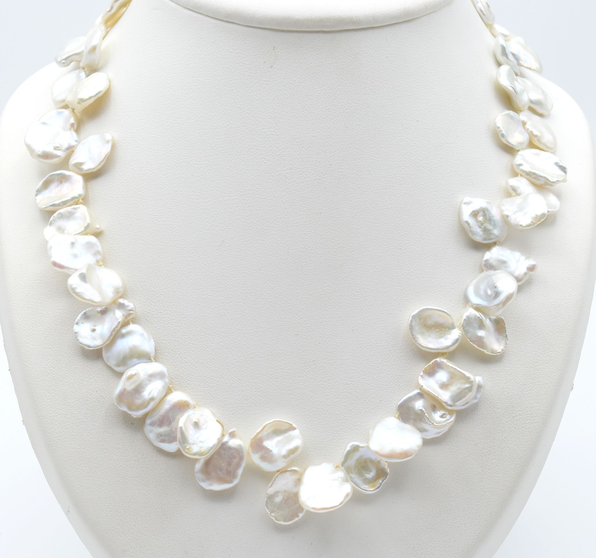 Null Keshi珍珠项链，18K黄金和白金搭扣（49厘米）

NL :

 凯西牌圆珠笔和18K的几何图形（49厘米）。