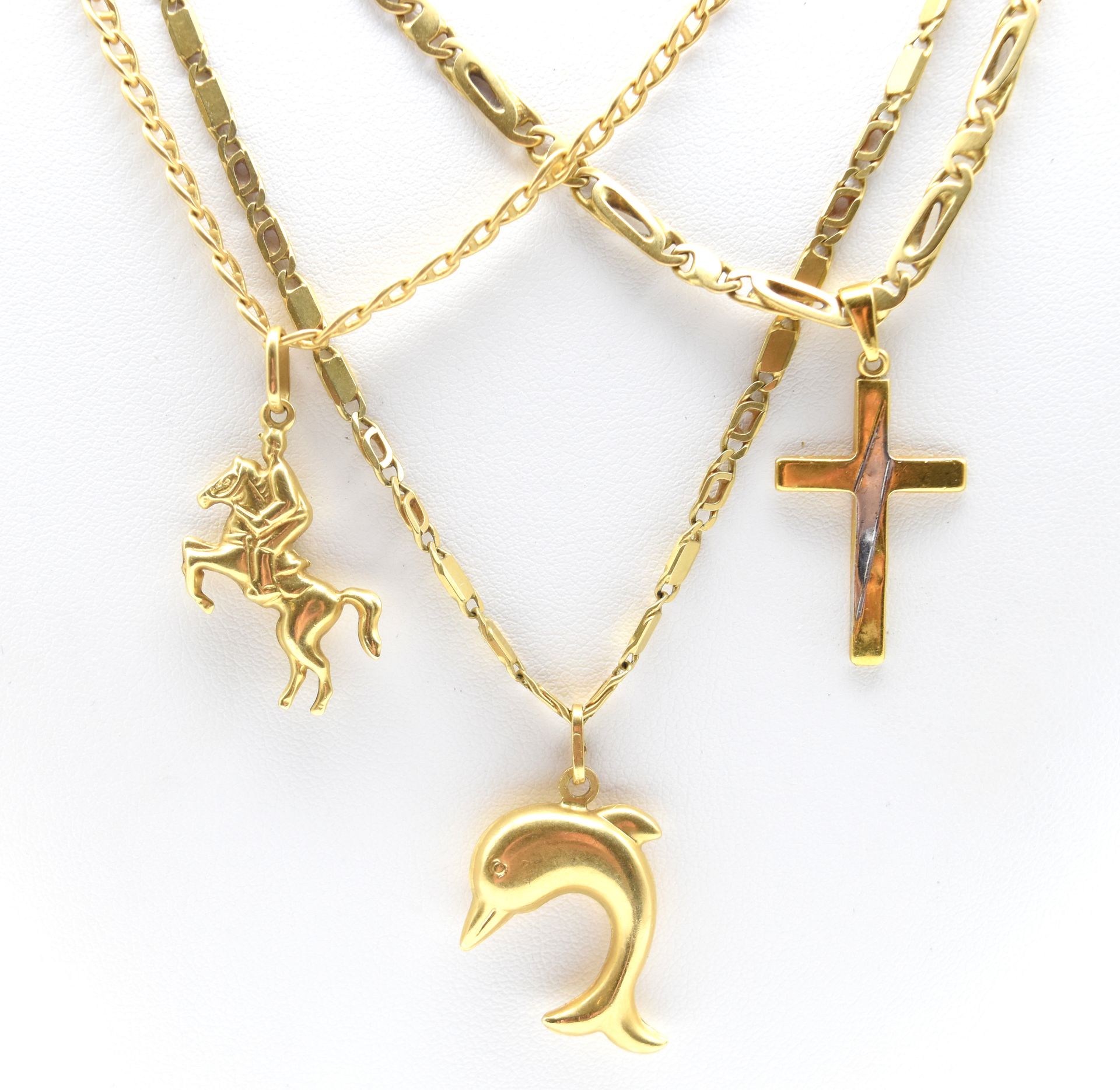 Null 3 colliers, 2 pendentifs et 1 croix en or jaune et blanc 18 ct - 44 g (46, &hellip;