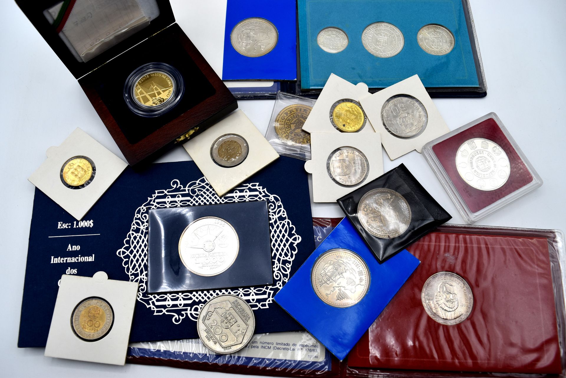 Null Lot of 18 silver and metal coins and commemorative coins under seal + certi&hellip;