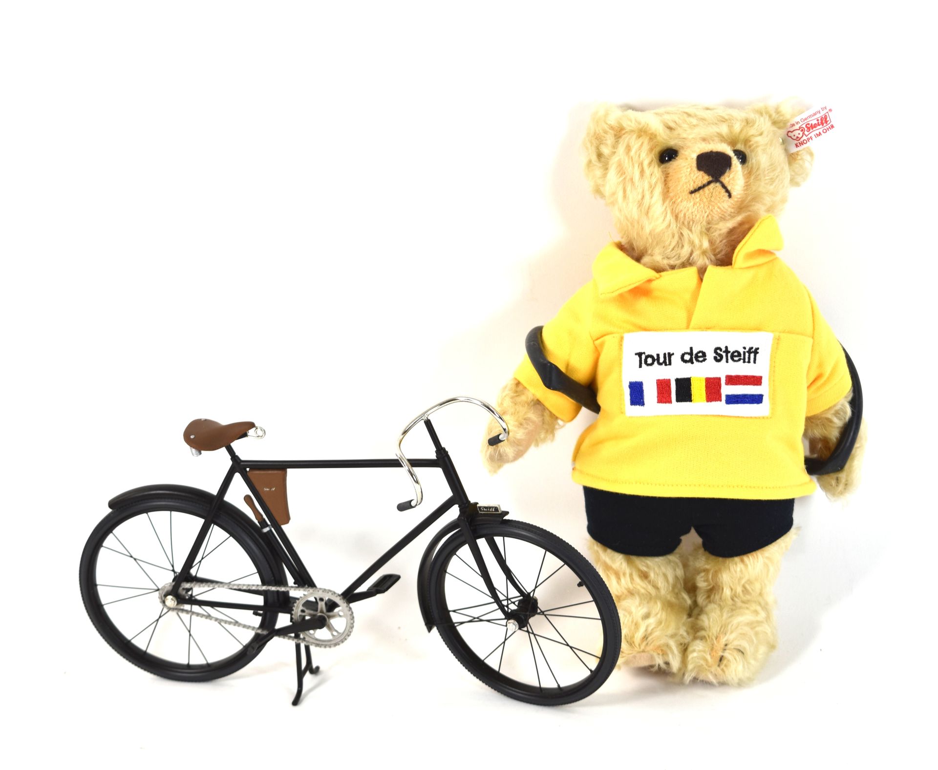 Null STEIFF毛绒 "Tour de Steiff熊"，带自行车（限量1500件）+原盒 。