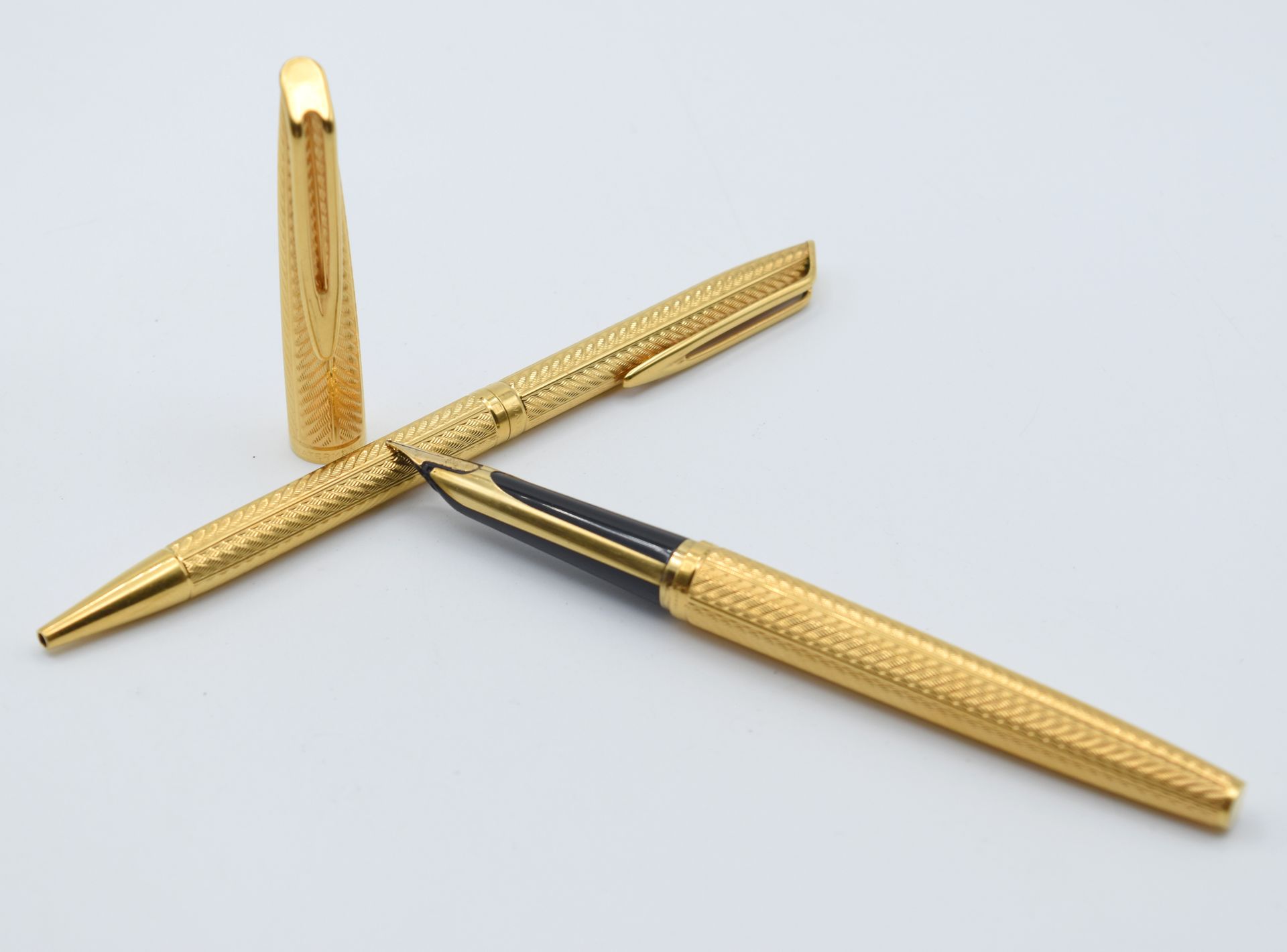 Null WATERMAN镀金笔尖架，带18K黄金笔尖（笔芯丢失）和WATERMAN镀金双头针（空笔芯）+DUPONT箱子 
NL ：
 WATERMAN的18&hellip;