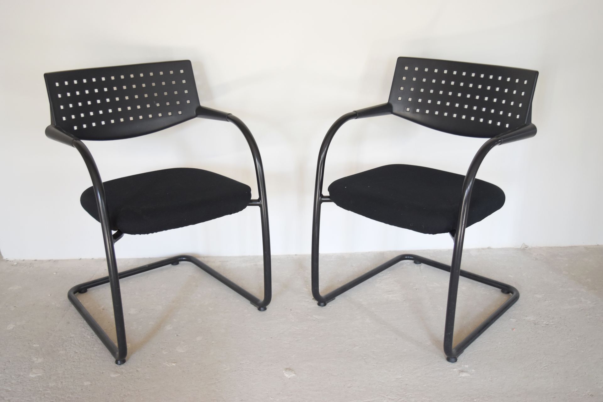 VITRA 6把金属、塑料和织物椅子，盖有VITRA型号 "Visavis "的印章（有轻微磨损痕迹） 
NL ：
 6把金属、塑料和布艺椅子，盖有VITRA型&hellip;
