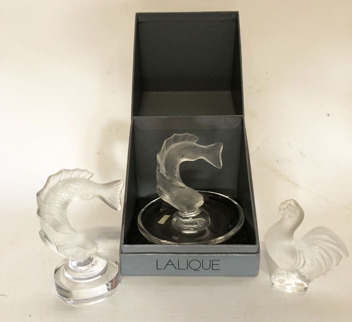 Null 法国LALIQUE公司

BED包括:

- 海豚装饰的模制水晶BAGUIER

- 海豚装饰的模制水晶镇

- 模制水晶，适合粘贴，饰有公鸡图案

&hellip;