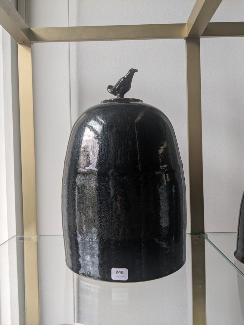 Null Jean GIREL (1947)



棕色和黑色金属釉的石器盖罐，盖子上有一个鸟形手柄，背面有签名。



(损坏并粘回)



高度：34厘米高&hellip;