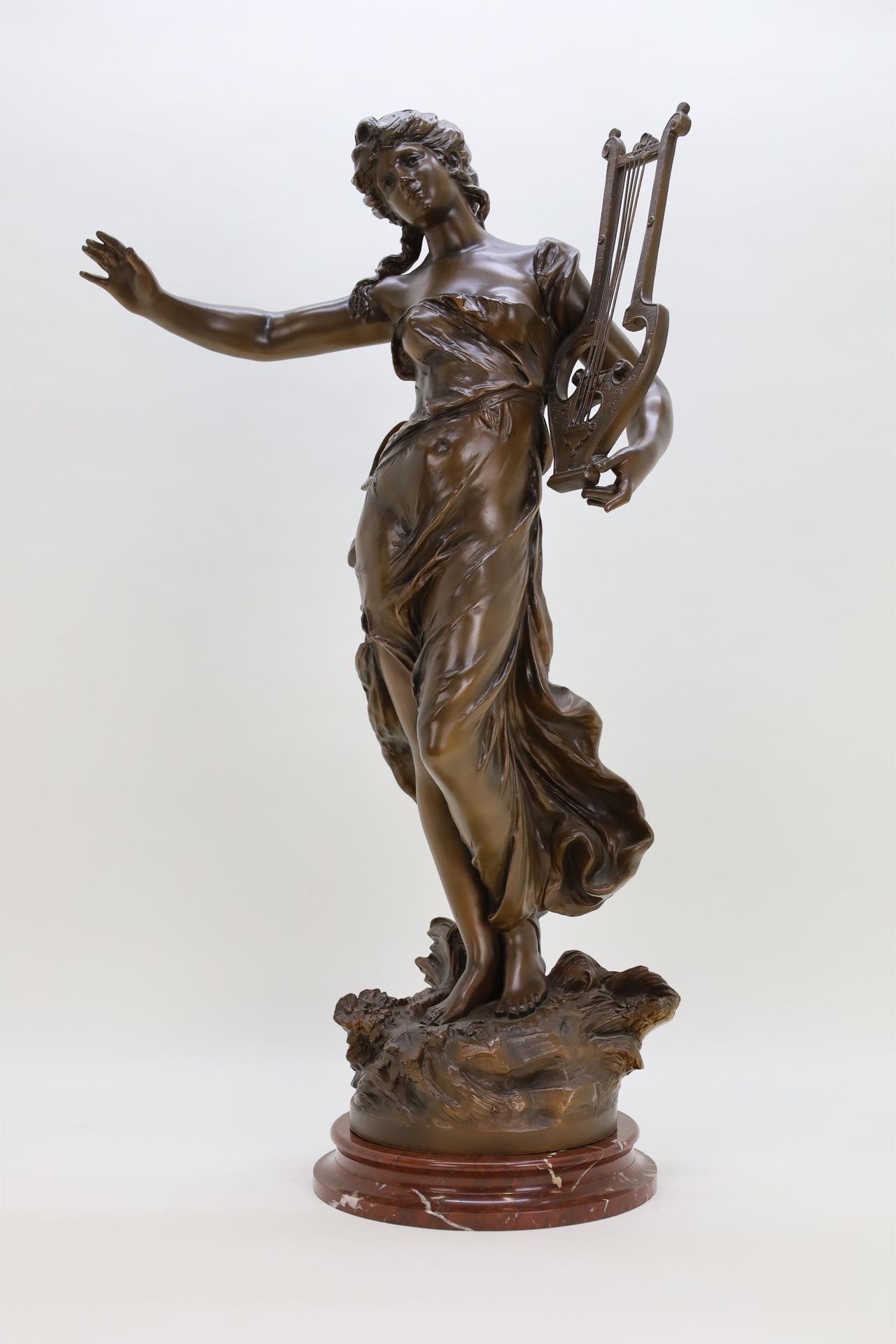 Null MOREAU Aug. Dame mit Harfe' Bronzeskulptur - Höhe mit Sockel 81,5 cm.