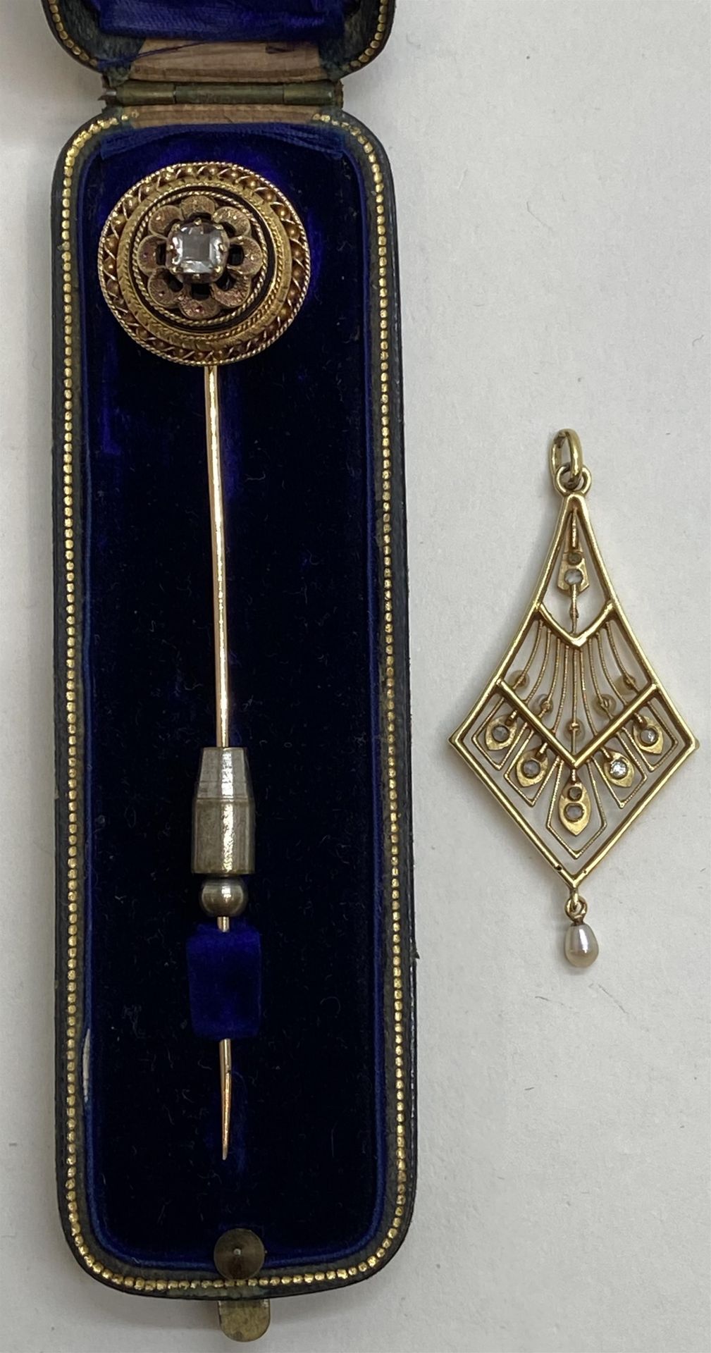 Null Epingle à cravate en or sertie de diamants + pendentif en or avec perle dan&hellip;