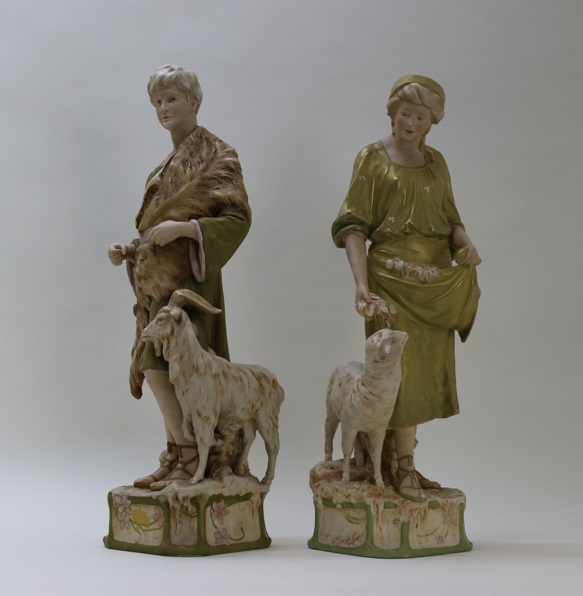 Null Paire de sculptures Royal Dux représentant un berger et une bergère (oreill&hellip;