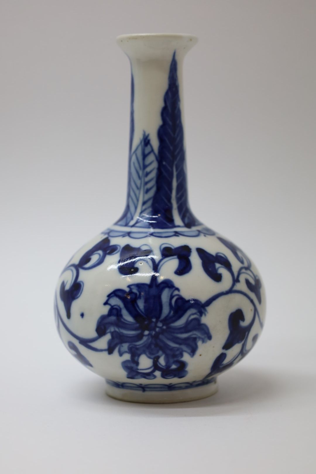 Null Vase chinois en porcelaine à décor floral - hauteur 46 cm.