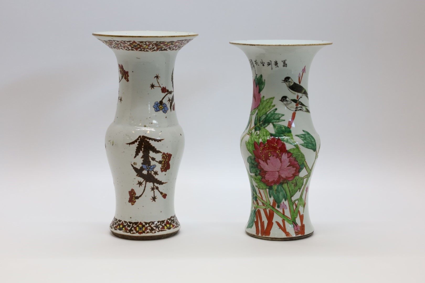 Null 中国瓷器花瓶 - 高38厘米。+ 中国瓷器花瓶，有自然装饰和鸟类，签名 - 高36.5厘米。(底部裂缝)