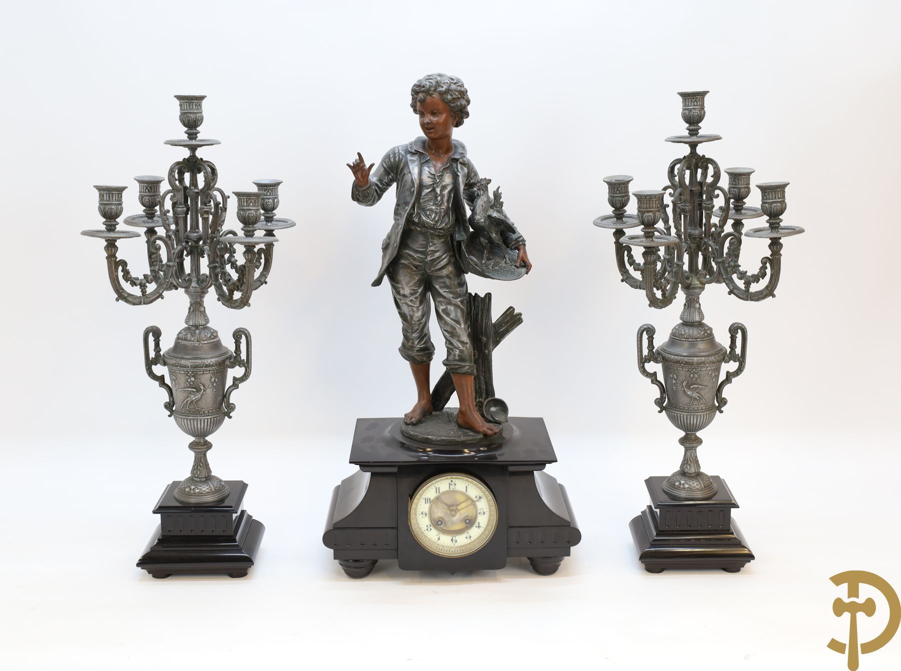 Null 三件式人造青铜装饰品，包括一对五臂烛台 - 中心装饰品与喂食盘和鸡 - 中心装饰品的高度为67厘米。- 烛台的高度为65厘米。