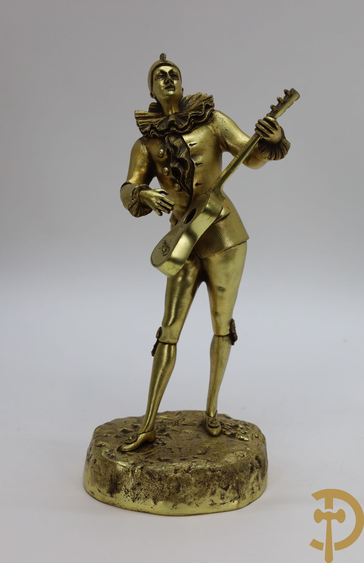 Null MASEREE得到。带吉他的皮埃罗 "鎏金青铜雕塑 | 高31厘米。