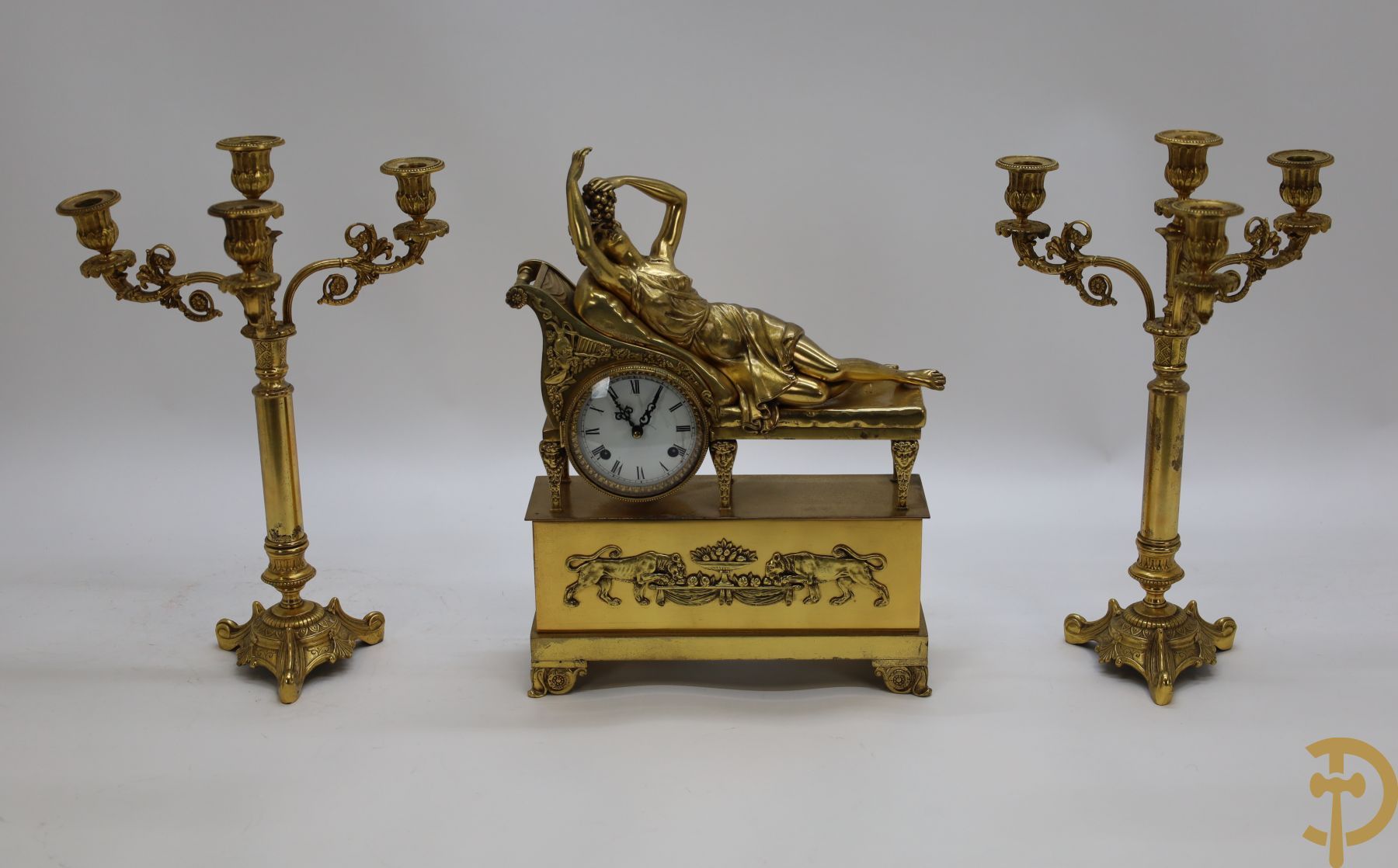 Null Dreiteilige Bronze-Garnitur mit Uhr mit liegender Dame auf Sofa mit passend&hellip;