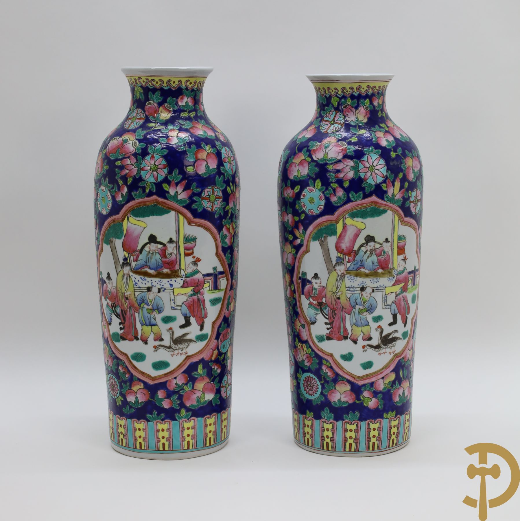 Null Two Chinese porcelain vases, 1980s | Height 45 cm.