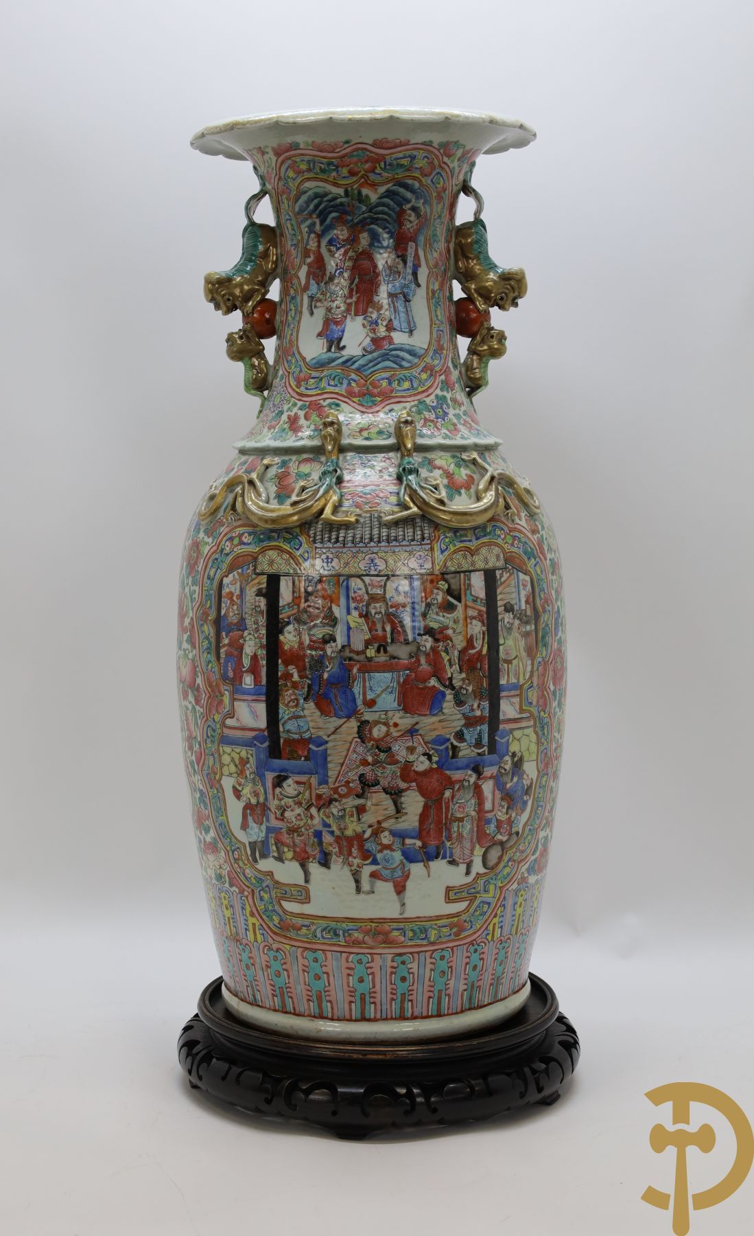Null Kanton-Vase aus chinesischem Porzellan mit bewegtem Schriftzeichendekor, 19&hellip;