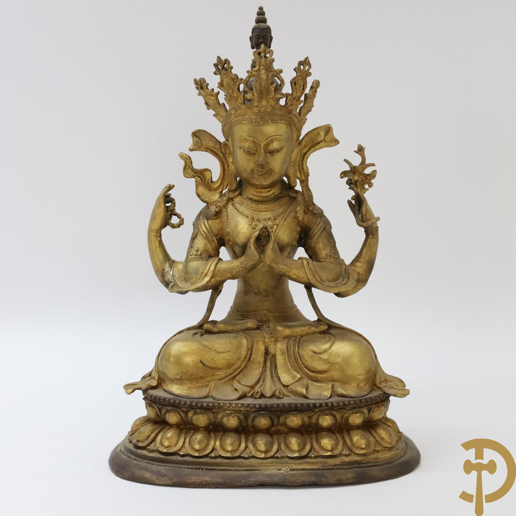 Null Buddha seduto in bronzo dorato, altezza 34 cm.