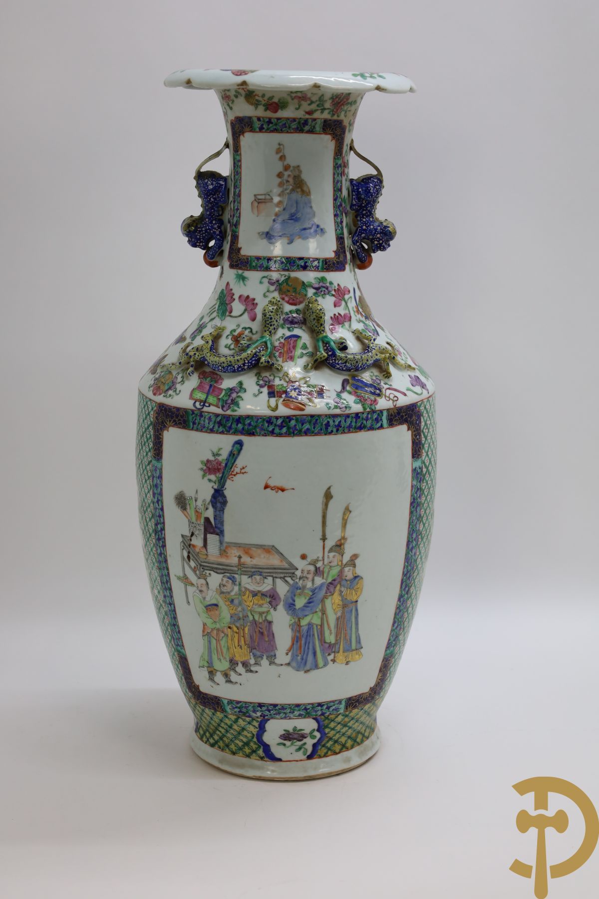 Null 中国瓷器花瓶，有动画的室内场景和圣人的双重装饰，镶嵌着狗和蝾螈，19 | 高度61厘米。- 狗肚子上的裂缝和狗尾巴的碎片