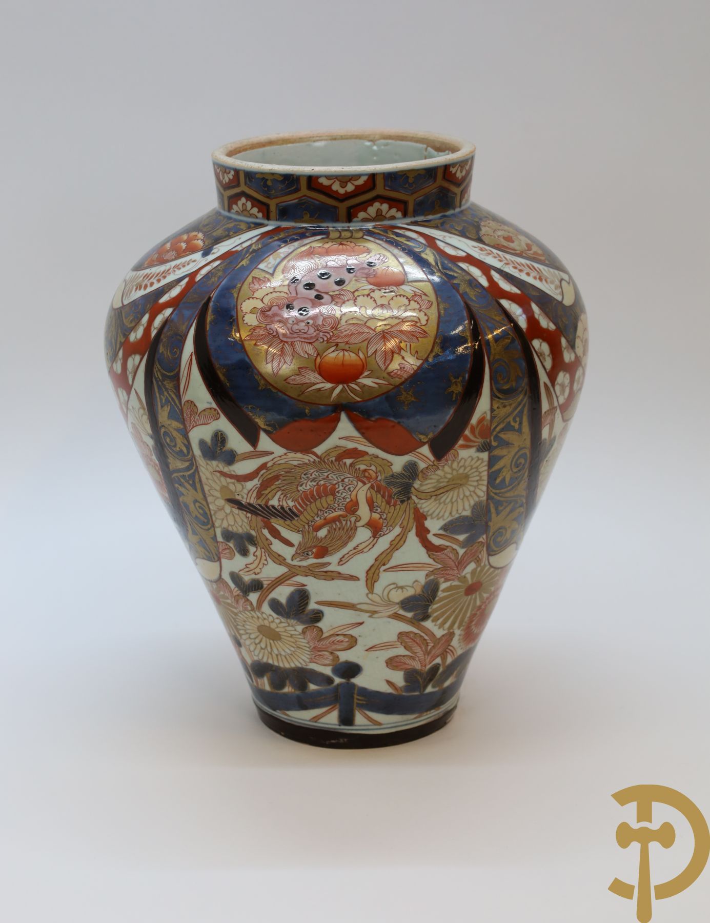 Null Japanische Imari-Potiche mit Blumendekor, Löwen und Vögeln | Höhe 40 cm. - &hellip;