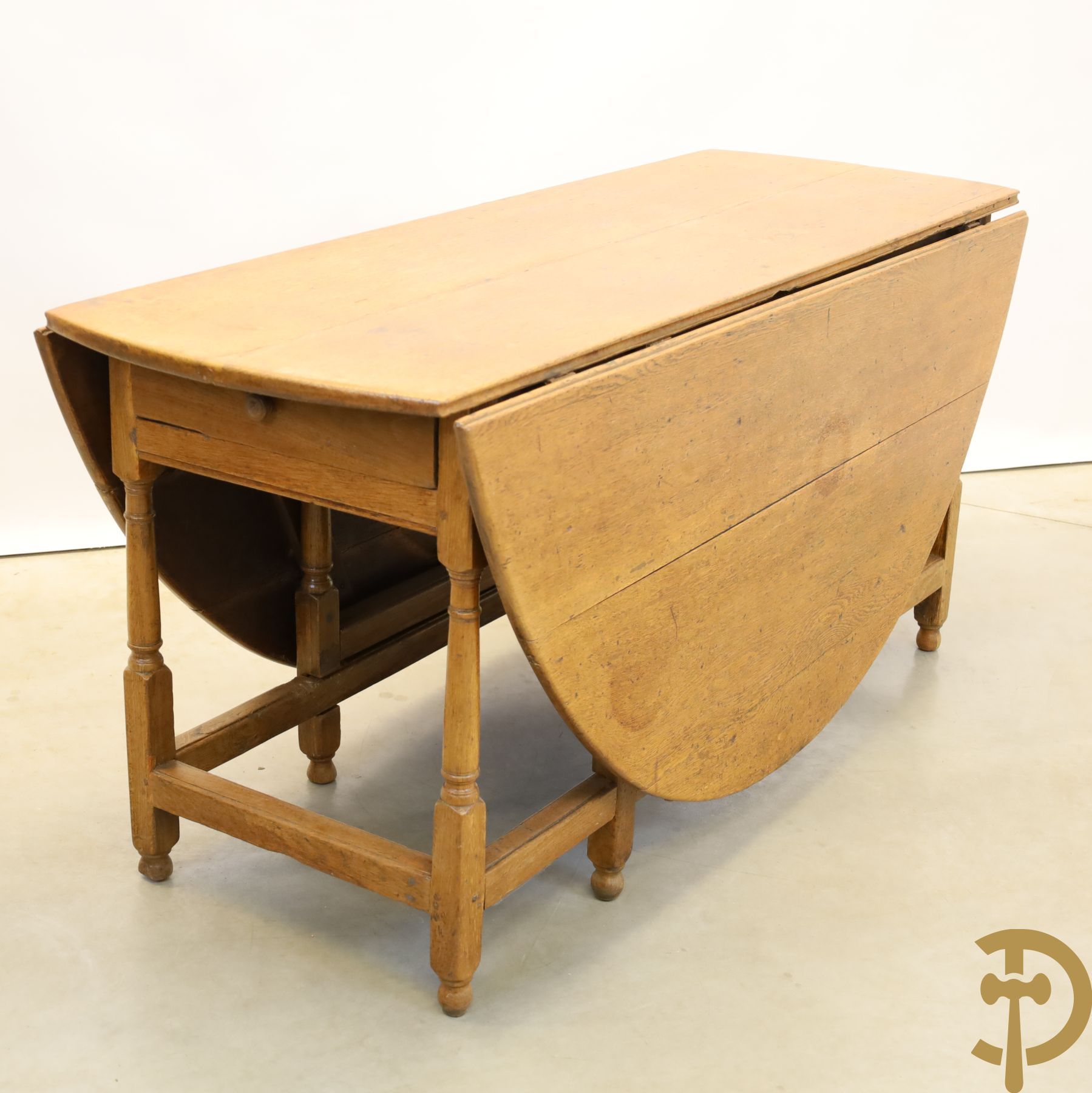 Null Oak gatelegg table with drawer |