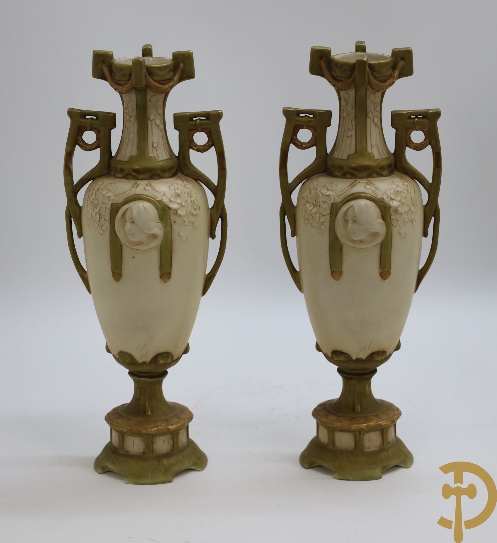 Null Coppia di vasi Royal Dux con ghirlande Luigi XVI | Altezza 40 cm.