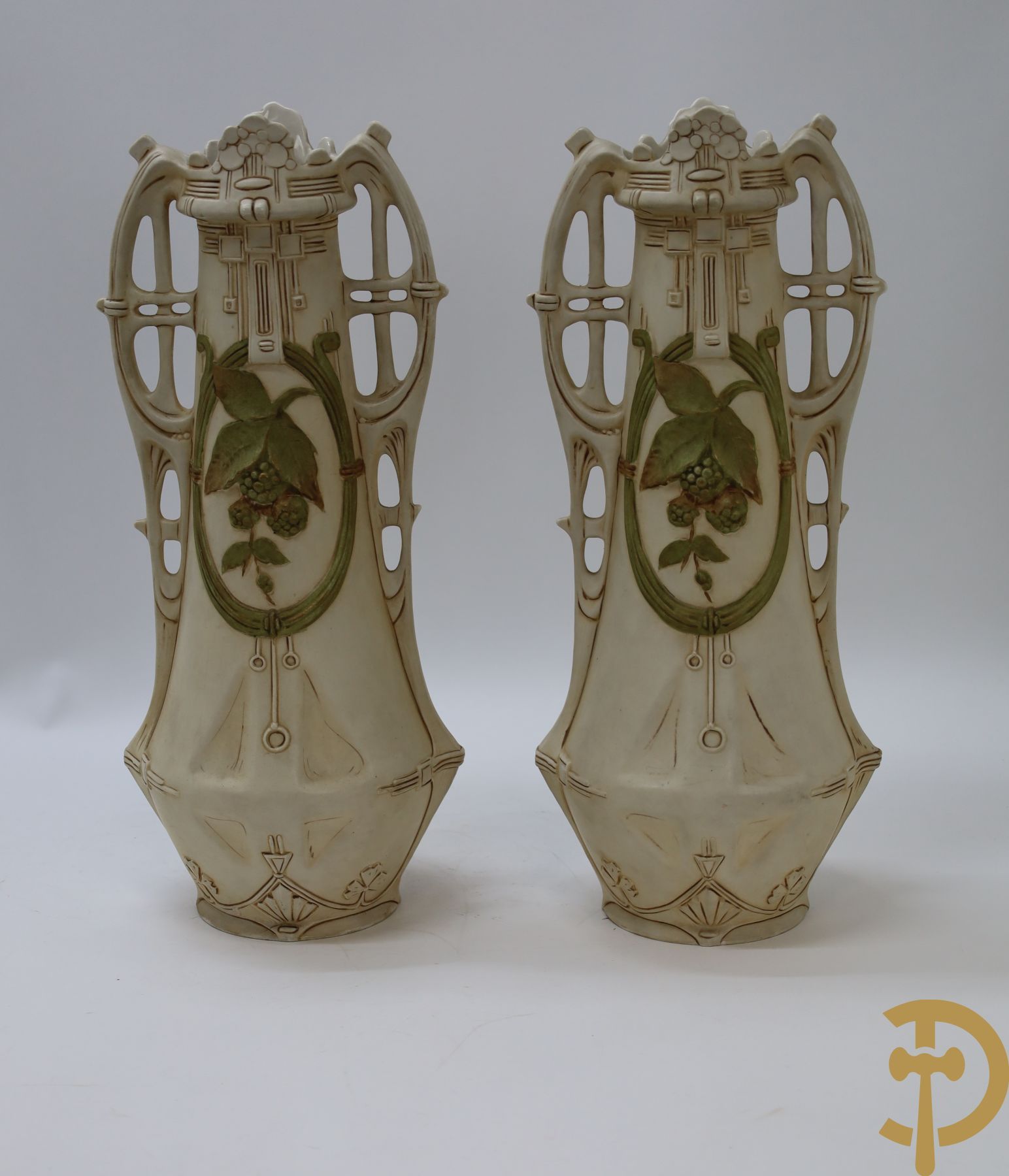 Null Coppia di grandi vasi Royal Dux con scene floreali, periodo Art Nouveau | A&hellip;