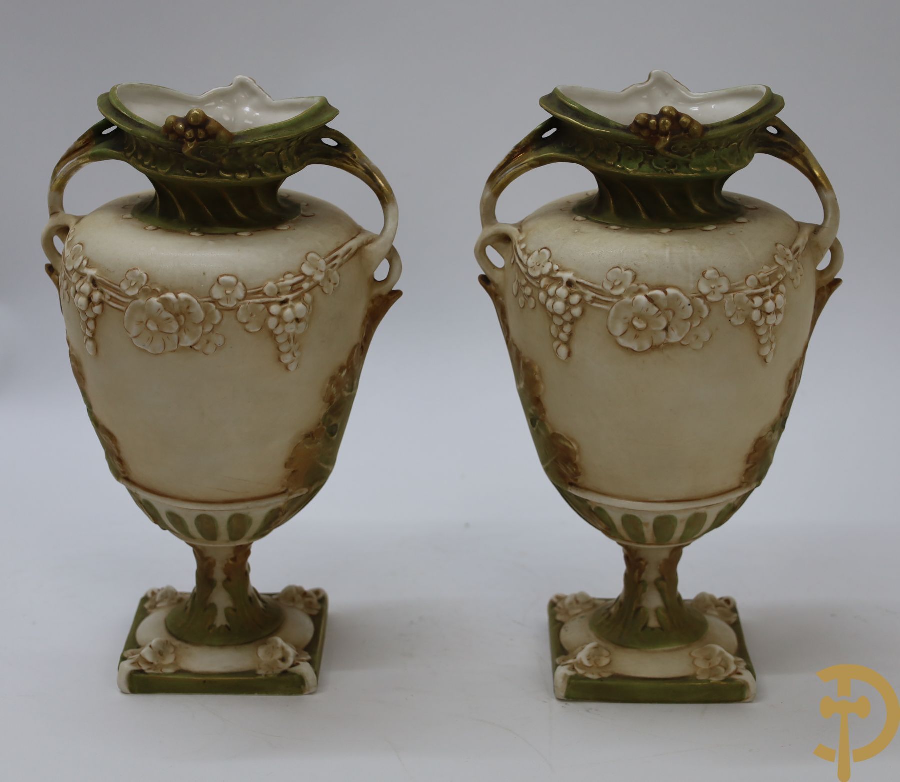 Null Paire de vases Royal Dux avec des vignes de fleurs et de fruits, le bas mar&hellip;