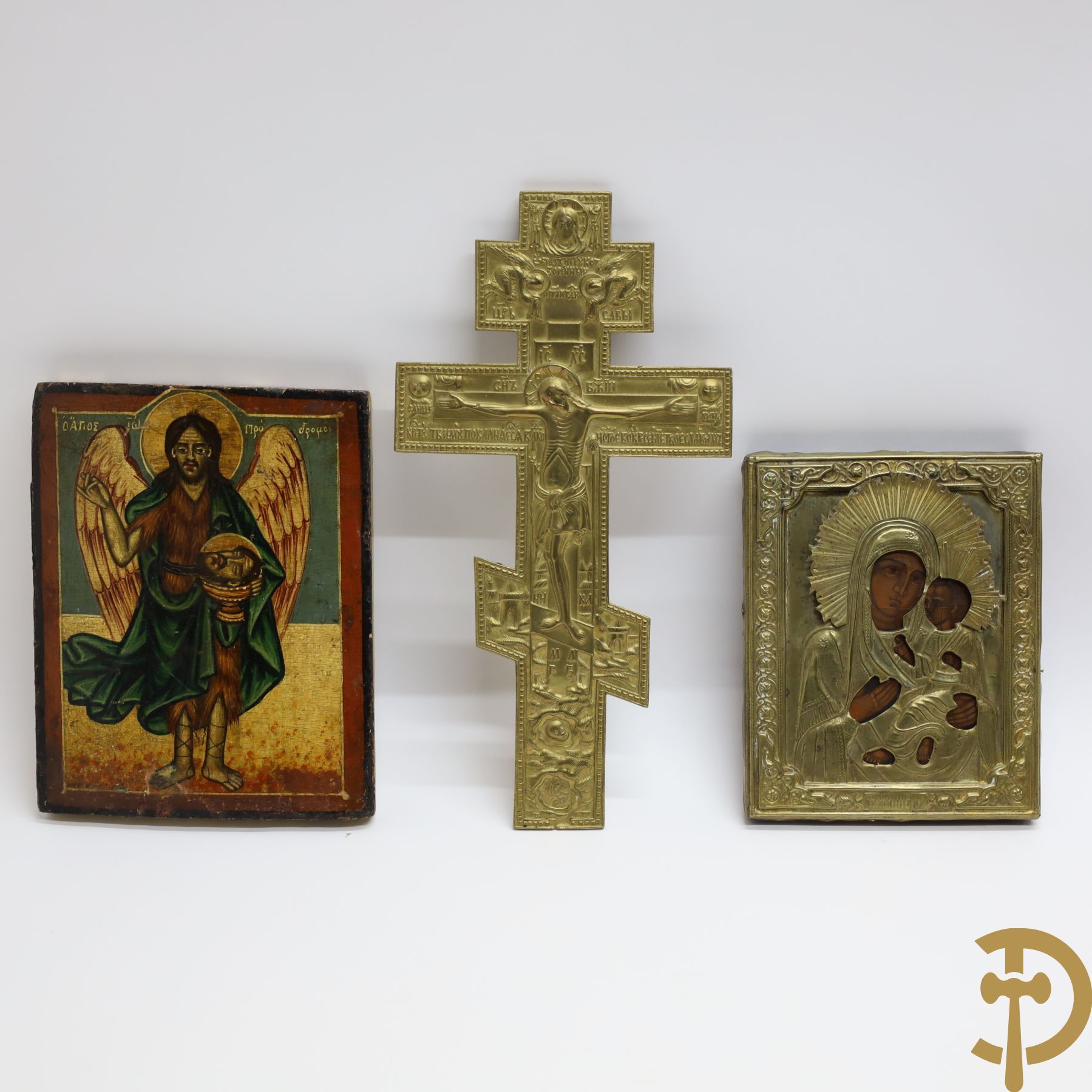 Null 东正教的铜制圣母和孩子的圣像+天使抱着施洗约翰的头的圣像+铜制十字架 | 圣母的圣像22 x 18 - 天使的圣像26 x 20.5 - 十字架高度3&hellip;