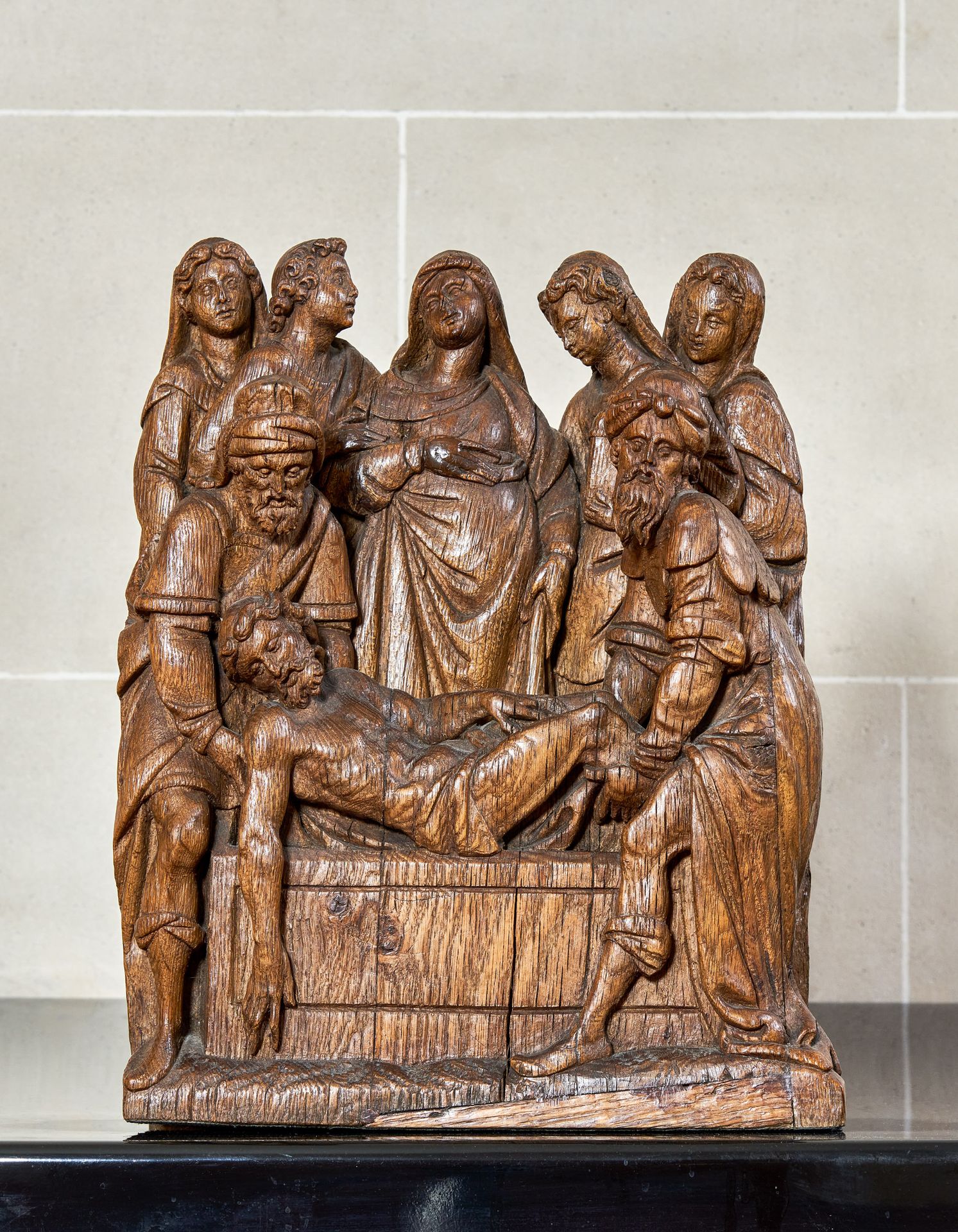 Null 描绘墓葬的橡木雕花祭坛部件

法国北部或法兰德斯，16世纪

基督由尼哥底母和亚利马太的约瑟支撑着

高：42厘米 x 宽：36厘米