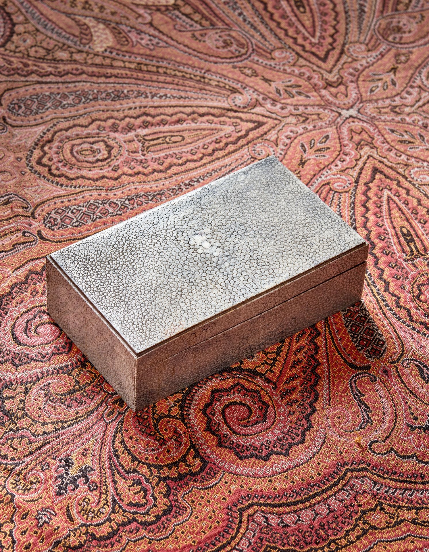 Null AN ART DECO SHAGREEN CIGARETTE BOX

France, circa 1940 

H: 6 x W: 20,5 x D&hellip;