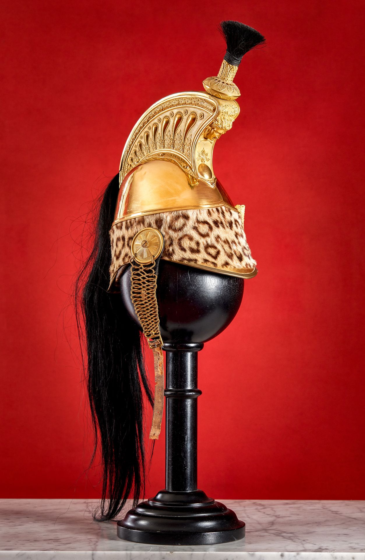 Null 
1845年法国军官的龙纹头盔模型 




徽章上有小龙，有雨幕和狨猴，炸弹，梅花架和镀金的铜环。毛皮头带。镀金的黄铜 "8 "字环在下巴和徽章的边&hellip;