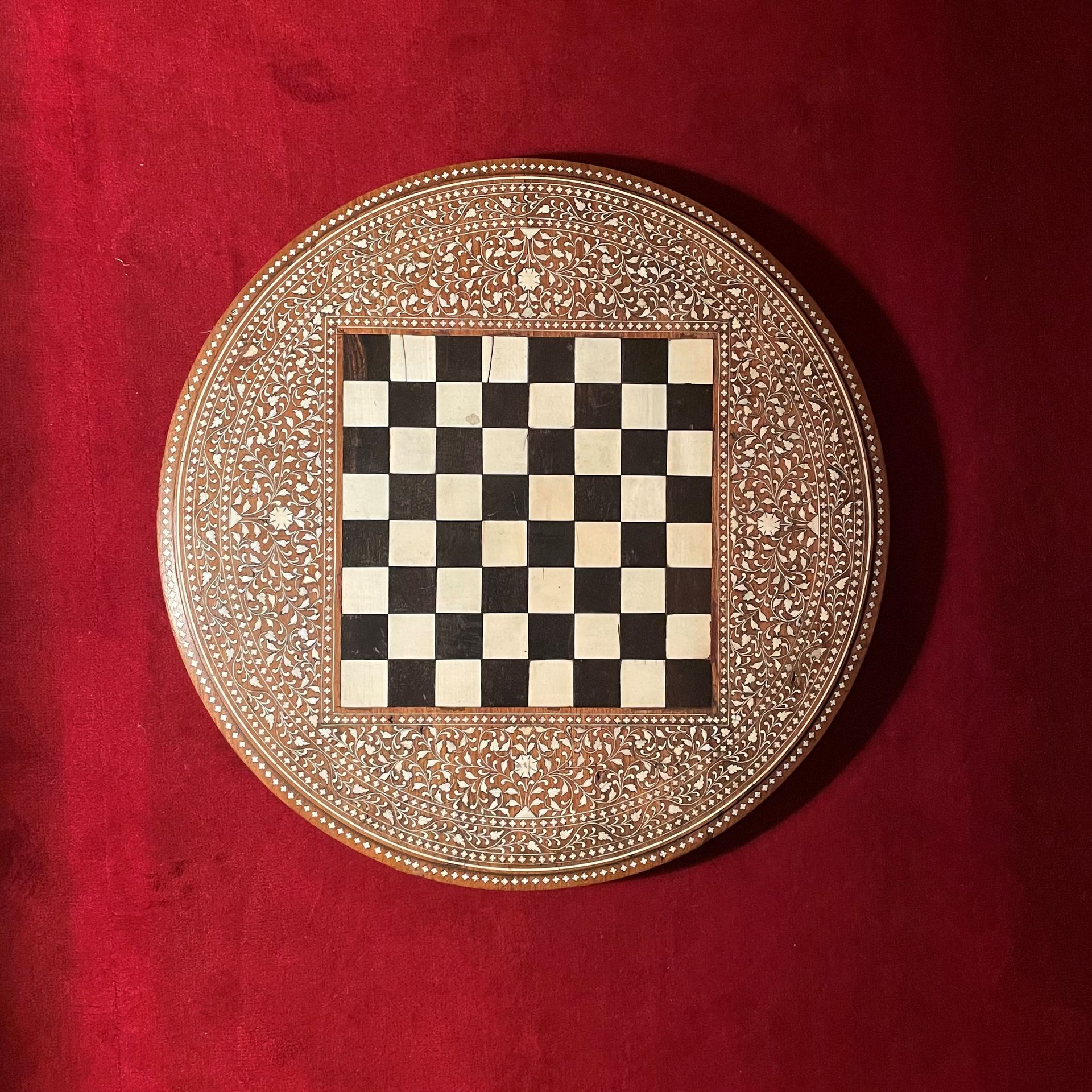 Null 骰子桌

印度，19世纪

镶嵌着象牙和乌木

宽度：60.5厘米

出处：B伯爵夫人和她的家人，法国著名汉学家和收藏家Emile Senart（18&hellip;