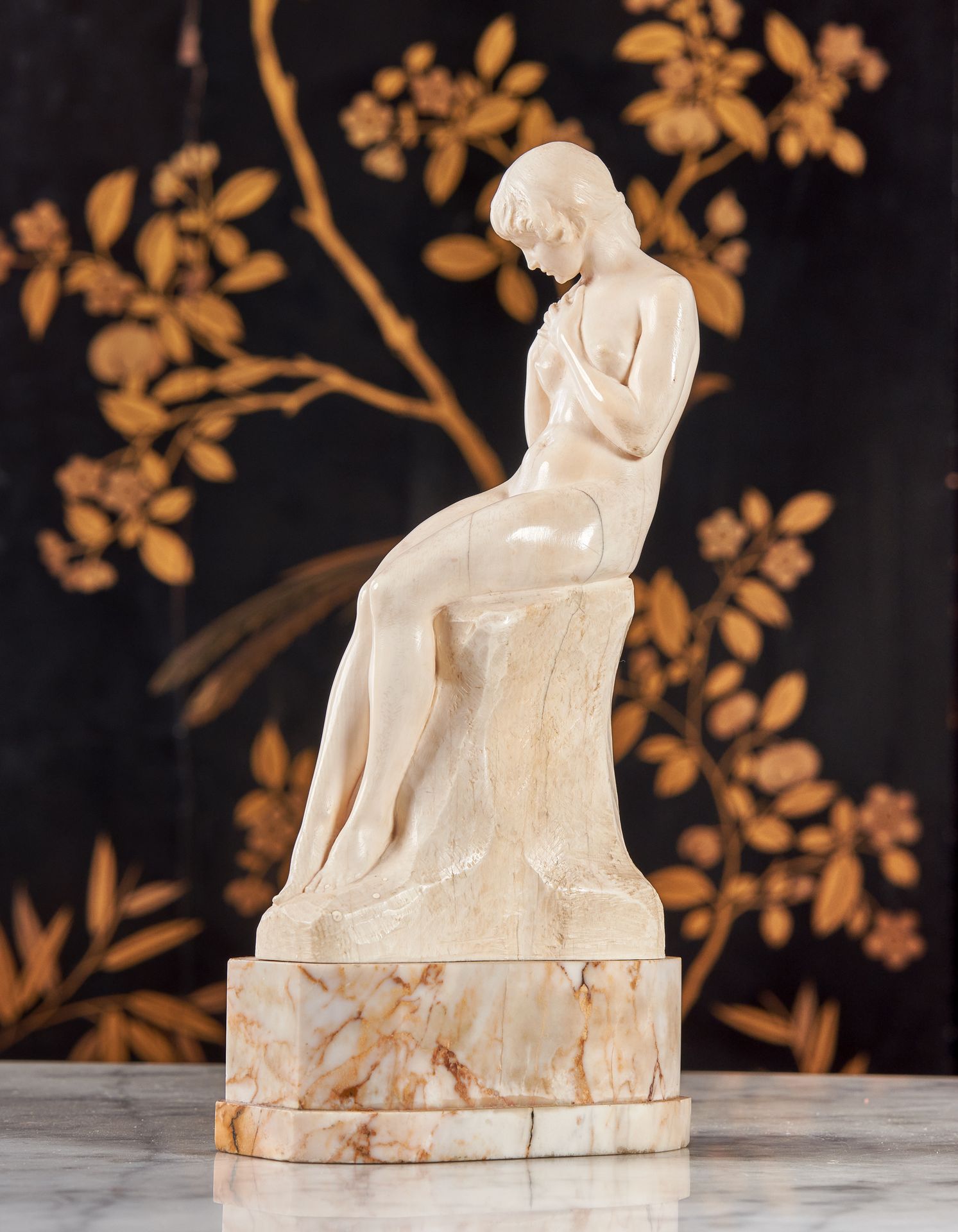 Null 菲利普-沃尔夫斯(1858-1929)

女佣，约1916/1917年

象牙雕塑，底座上有签名

高：21厘米（不含大理石底座）。

出处：B.伯爵&hellip;