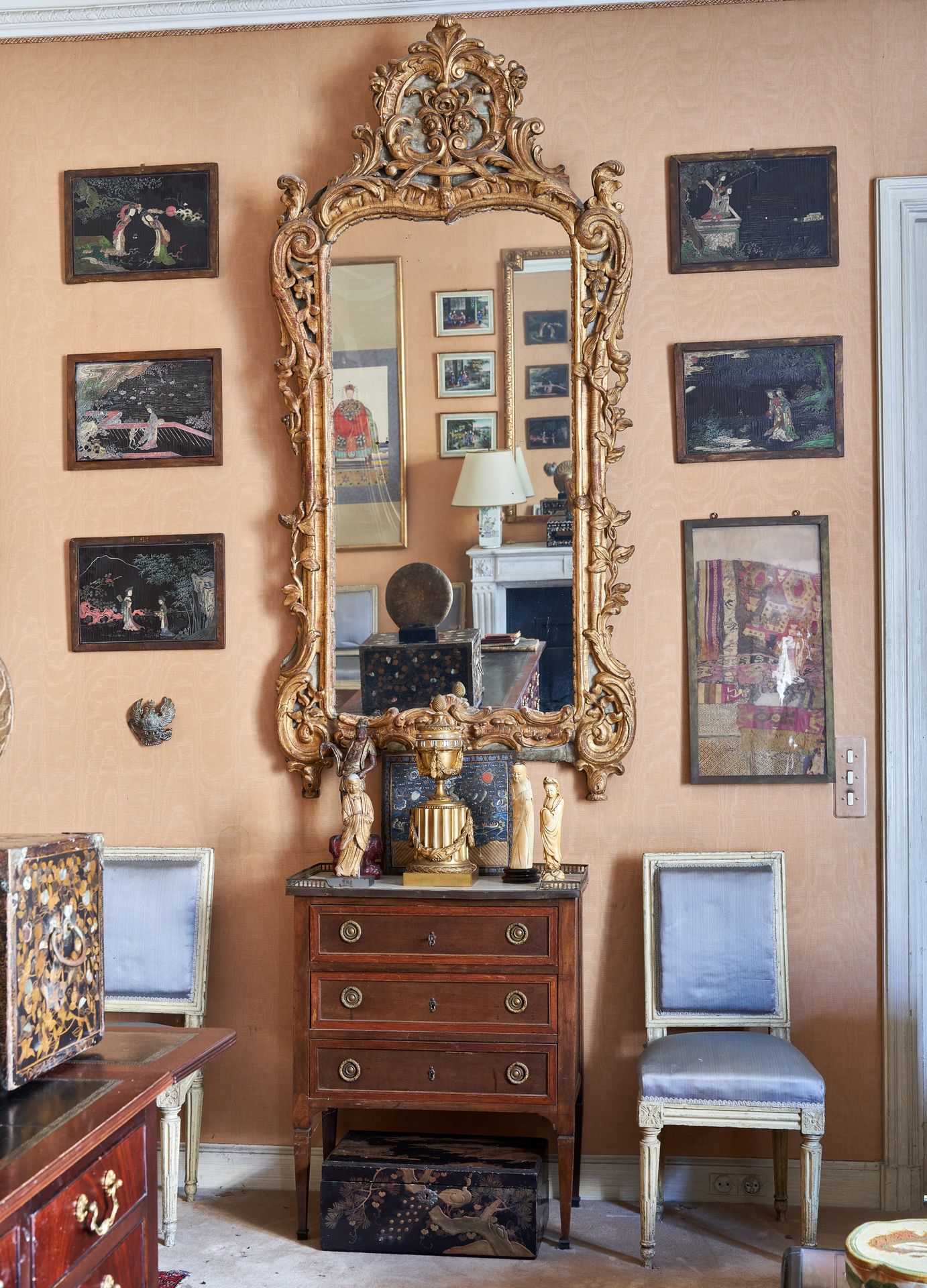 Null 路易十五的鎏金木镜

普罗旺斯，18世纪

高：186 x 宽：88厘米

出处：B伯爵夫人及其家族，法国著名汉学家和收藏家Emile Senart（&hellip;