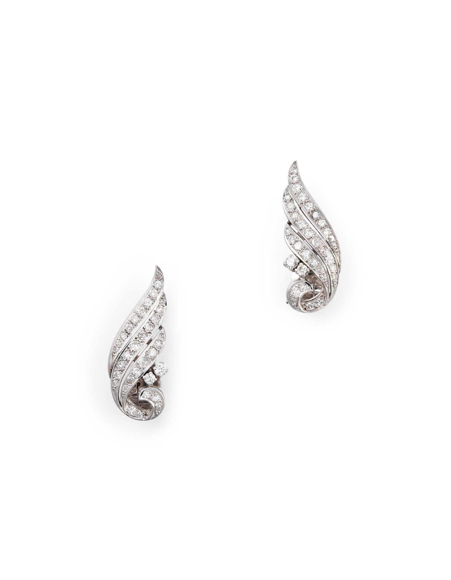 Null 1950年 铂金钻石耳坠，每个耳坠都镶嵌有3颗明亮式切割钻石，最后是一个镶嵌有2颗明亮式切割钻石的涡旋。

印记：无

尺寸：3.5 x 1.5 cm&hellip;