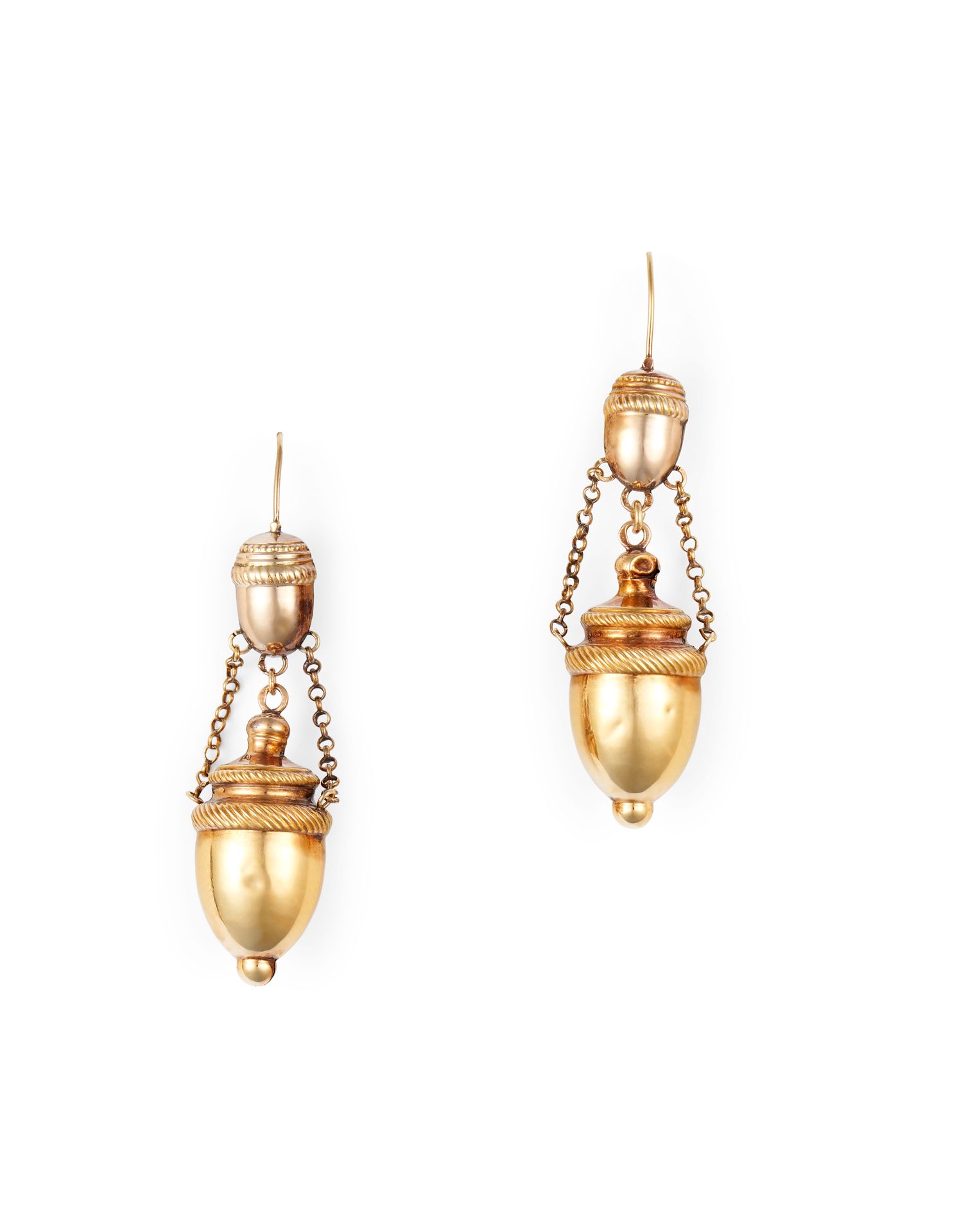 Null AMPHORA耳环 18K黄金，描绘了由2条链子连接到一个橡树果实的amphora。19世纪。

印章。法国，犀牛头

直径：5.5厘米 - Tw:4&hellip;