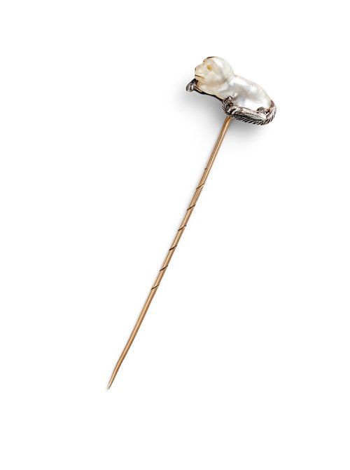Null 狮子珍珠领带针 14K黄金和银，镶嵌着一颗巴洛克风格的珍珠，描绘着一只躺着的狮子。

印章。奥地利

尺寸：8厘米 - 总重量：3.9克