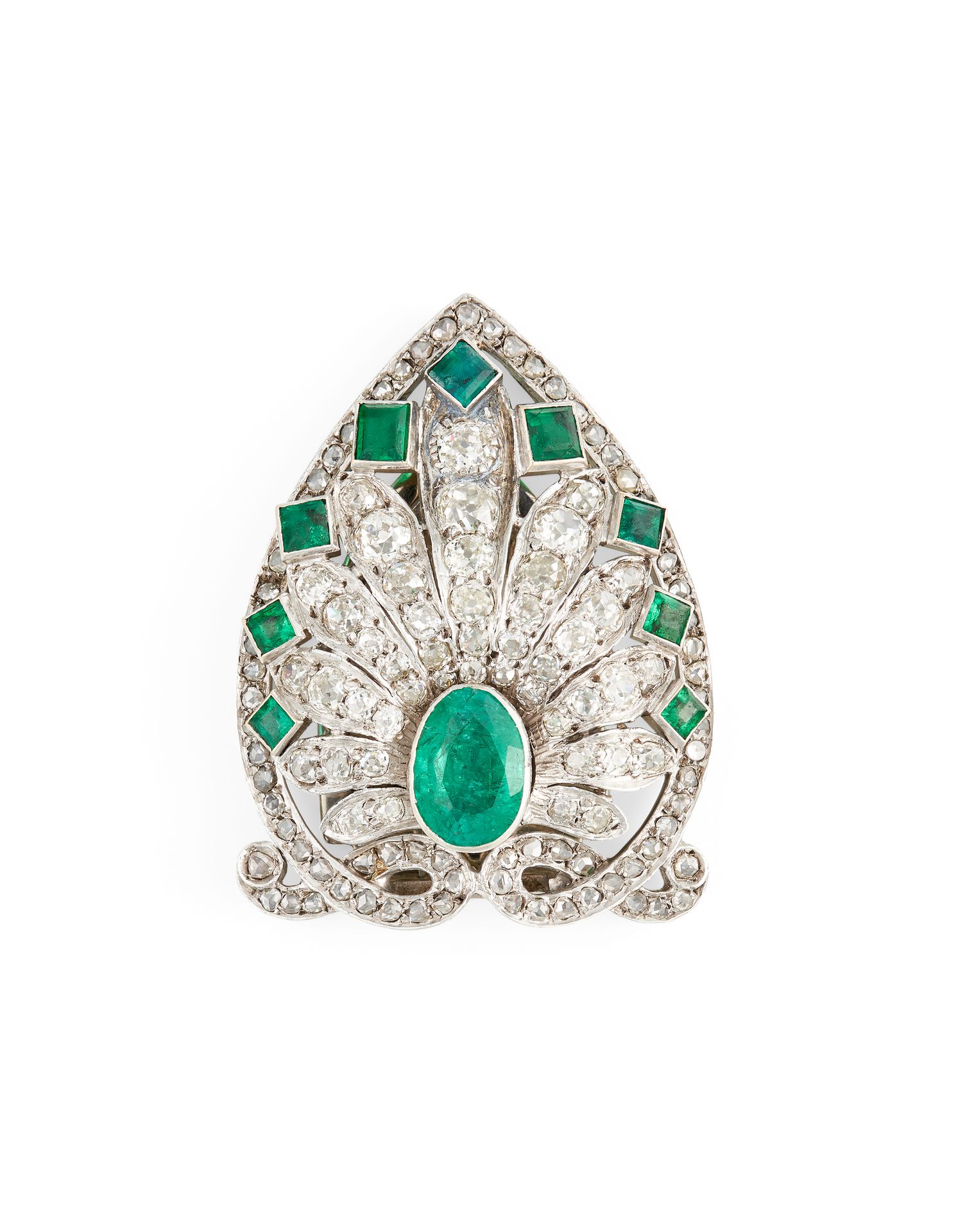 Null ART DECO EMERALD BROOCH CLIP In platinum, set with an oval emerald +/- 2 ct&hellip;