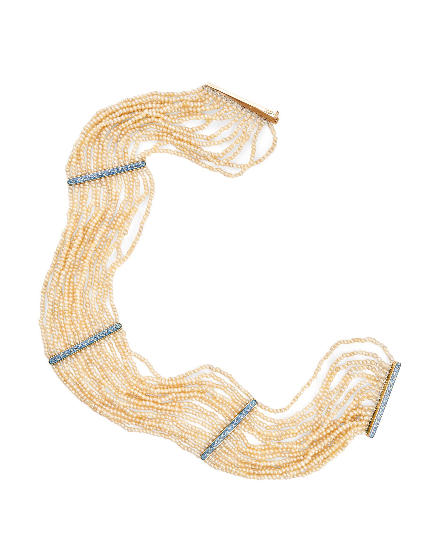 Null Belle EPOQUE珍珠项链 15排小珍珠，可能是天然珍珠，有四个18K黄金发夹，装饰有蓝色和白色珐琅，约1910年。

印记：无

尺寸：31厘&hellip;