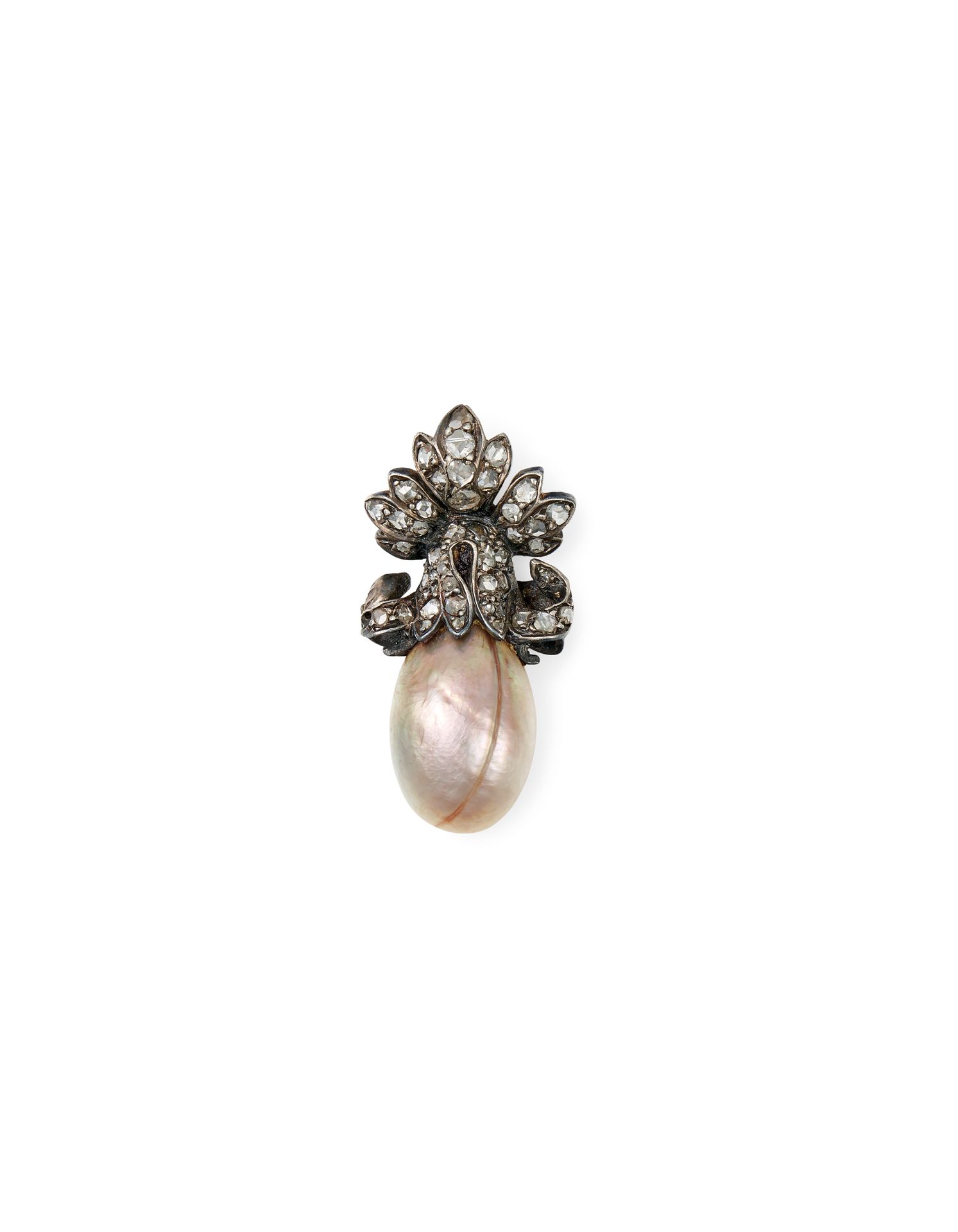 Null 巴洛克天然珍珠吊坠 18K黄金，镶有一颗15.60克拉的 "乳白色/紫粉色 "巴洛克天然珍珠，上面的叶子上镶嵌着玫瑰式切割钻石，18世纪。

证书：A&hellip;
