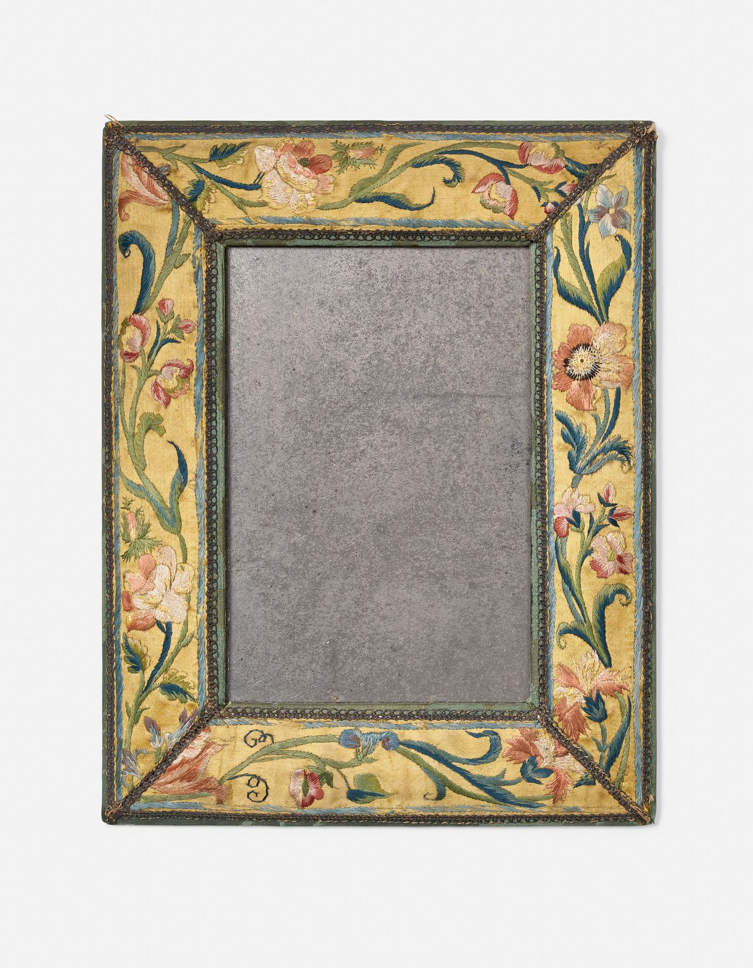 Null 丝绸镜子

英国，18世纪

丝绸上绣有树叶和花朵。

高：29 x 宽：22,5厘米