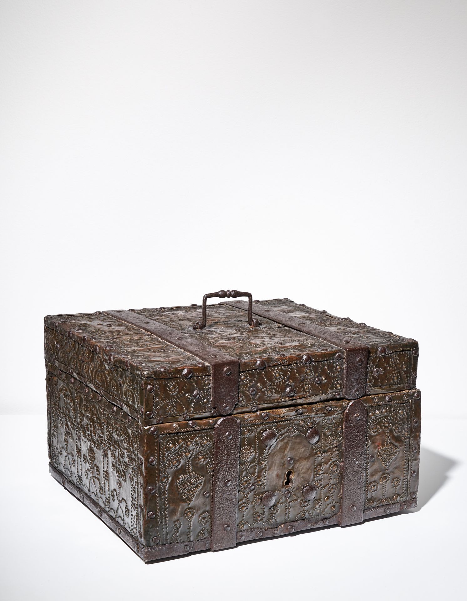 Null COPPER CASKET

Germany, 1748

The wooden structure covered with hammered co&hellip;