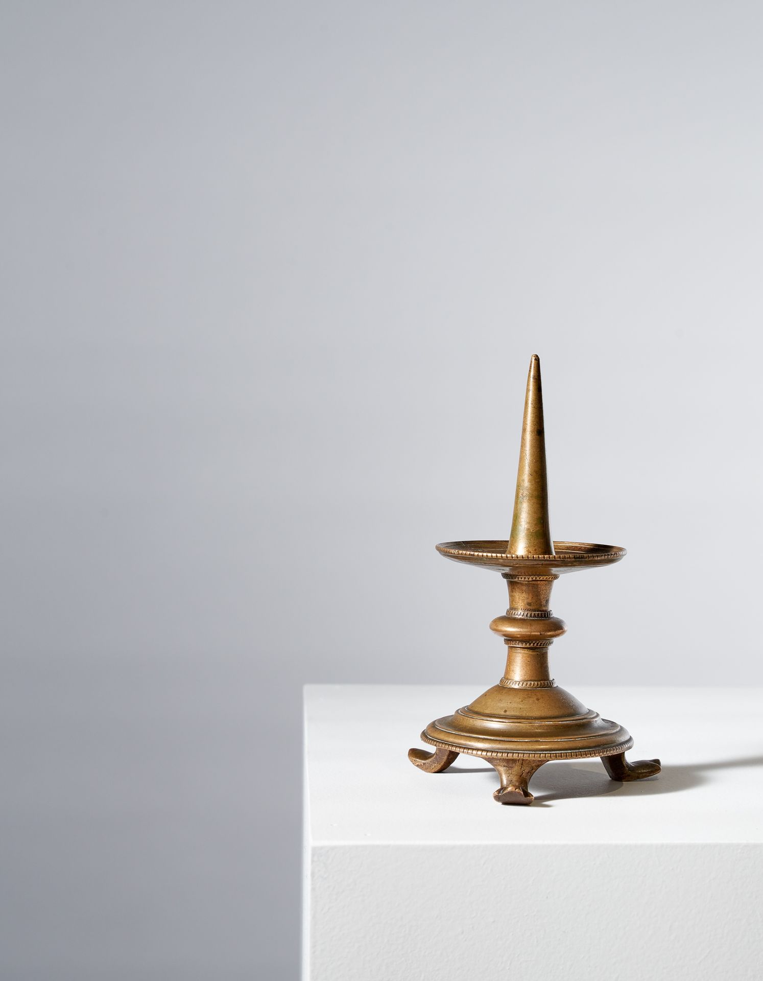 Null 罕见的青铜三角烛台

13世纪

有风格化的爪形脚。

高：15厘米