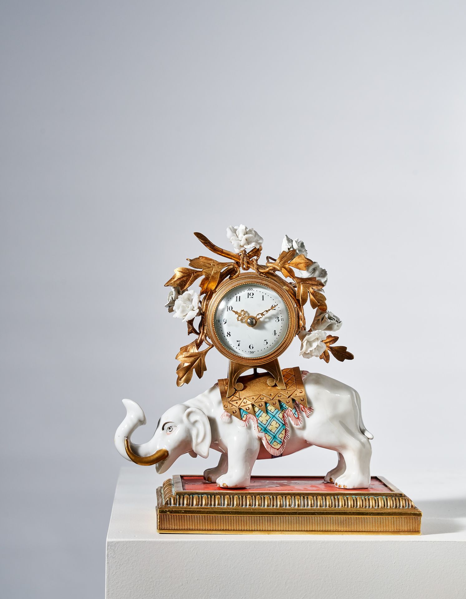 Null 鎏金青铜装大象瓷器钟

法国，19世纪末

在一个红色漆面的底座上。

高：19 x 宽：19 x 深：10,2厘米

出处：欧洲贵族家庭欧洲贵族家庭&hellip;