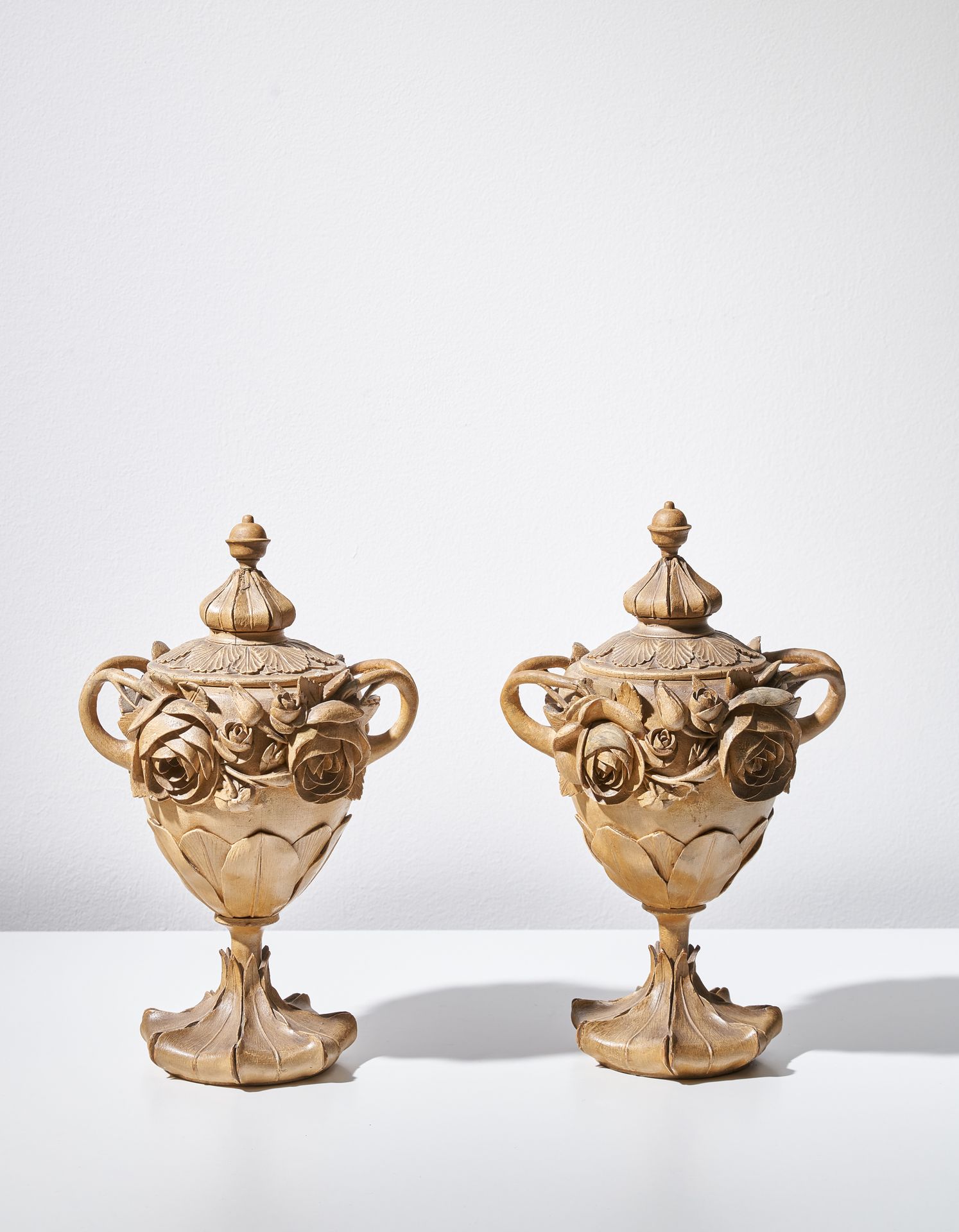 Null 一对有盖花瓶

归属于奥贝尔-帕伦特（1753-1835），18世纪末

雕刻的菩提树，装饰有奶油色的大漆

高：28厘米
