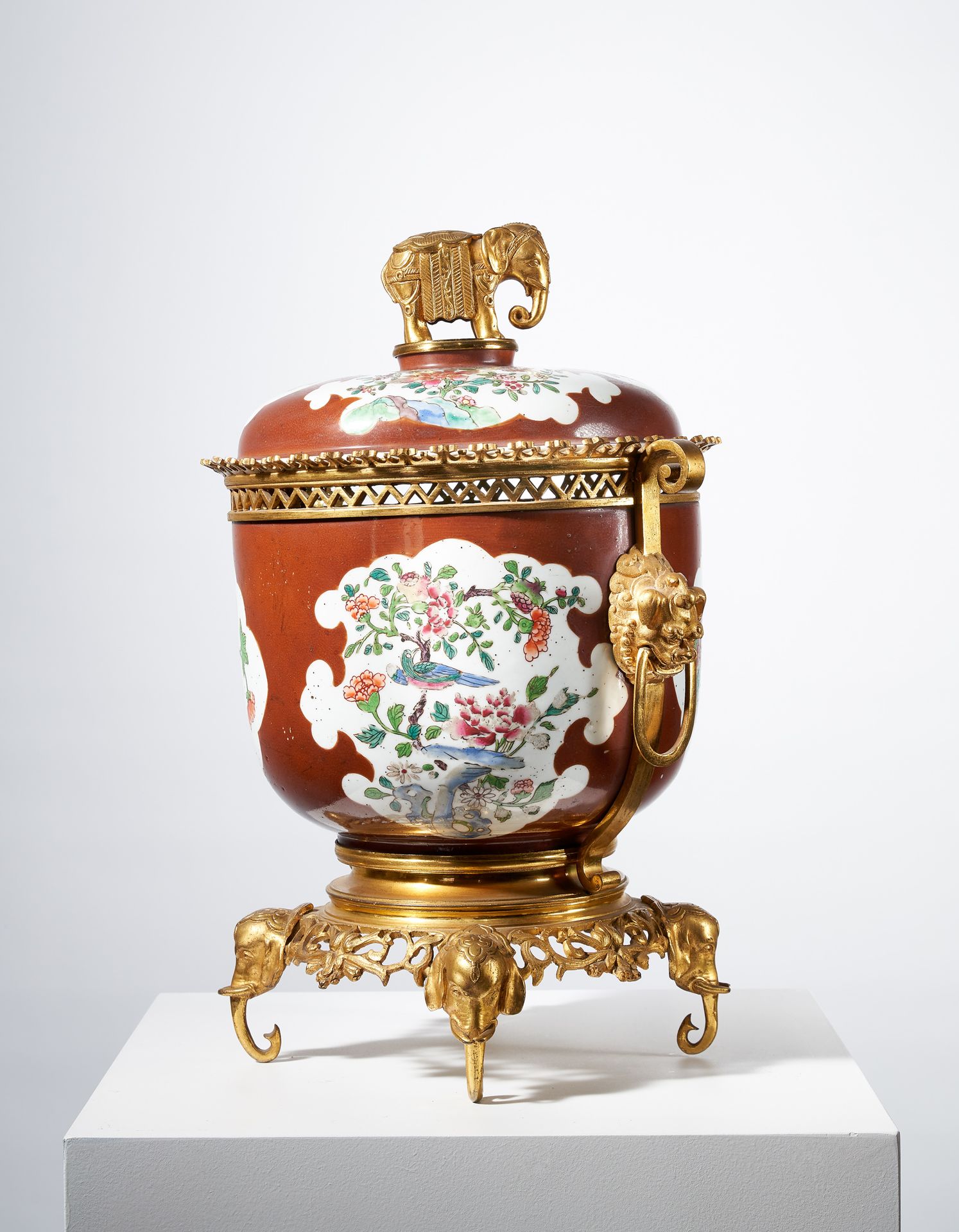 Null 清代有盖花瓶

清朝（1644-1 911），18世纪末

中国瓷器装在锅里。

19世纪下半叶的鎏金铜座。

高：40,5 x 深：29厘米

出处&hellip;